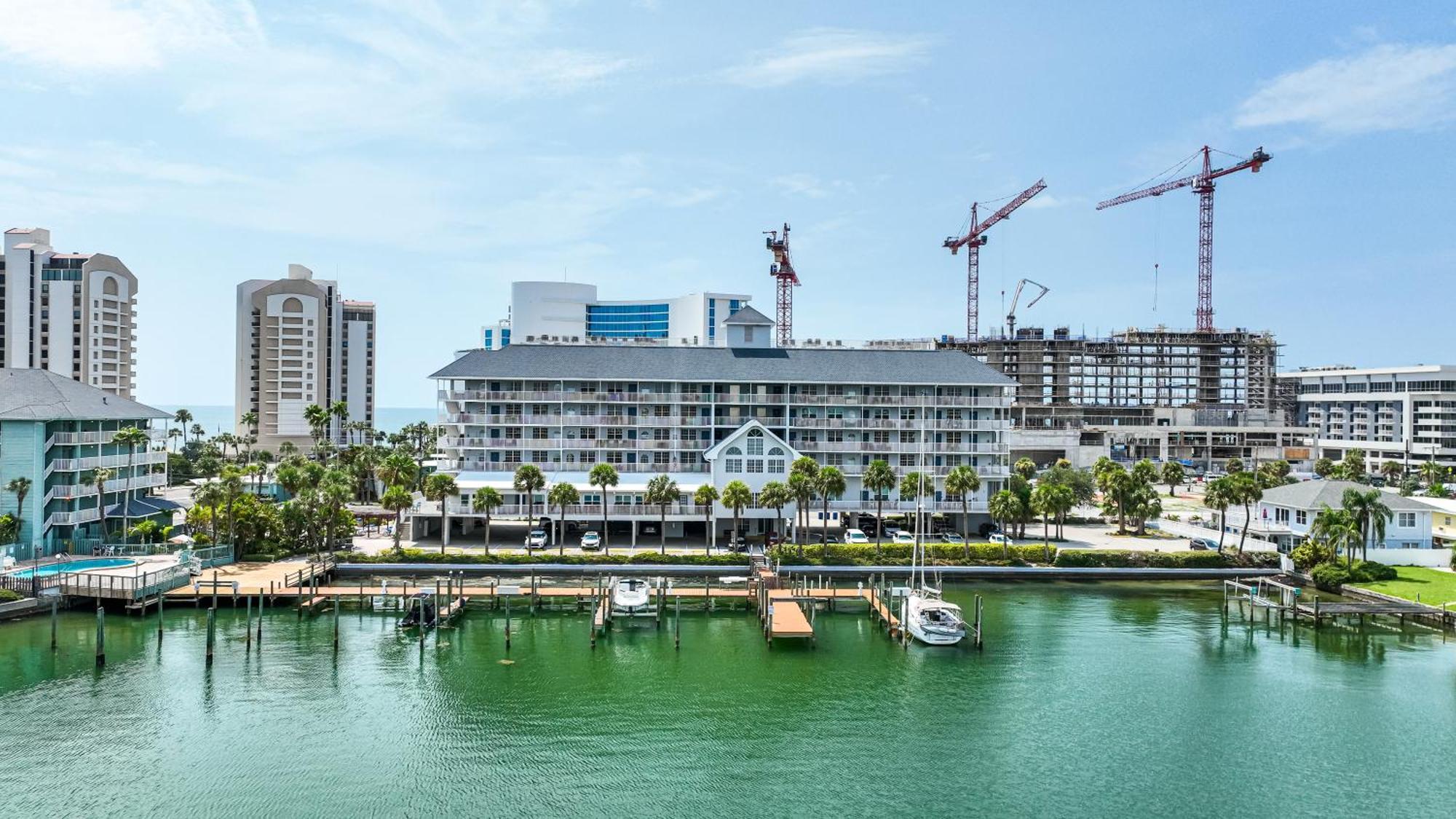 Lovely Clearwater Ocean Front Great Location 2bd Holiday home Clearwater Beach