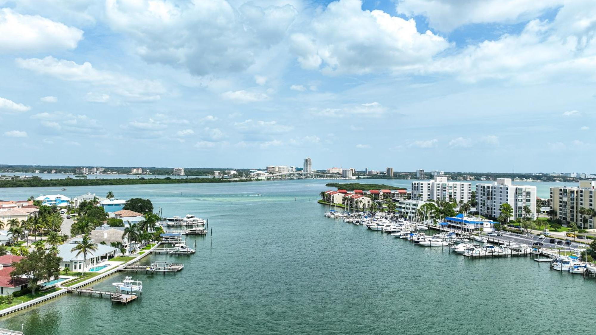 Lovely Clearwater Ocean Front Great Location 2bd Holiday home *