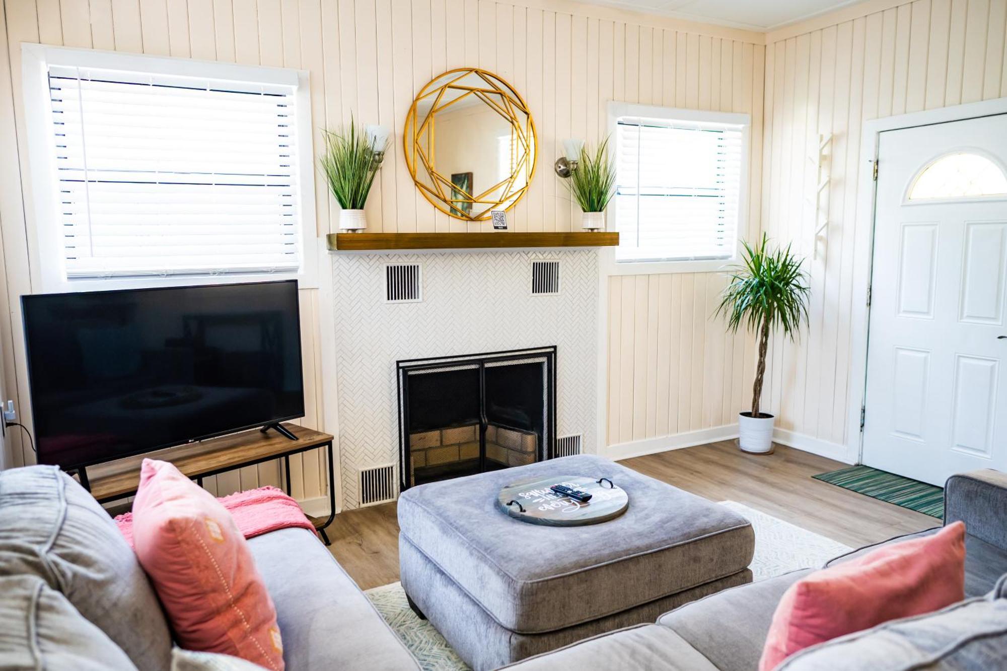 Mid-century 1bd House - Gear - 5min Walk To