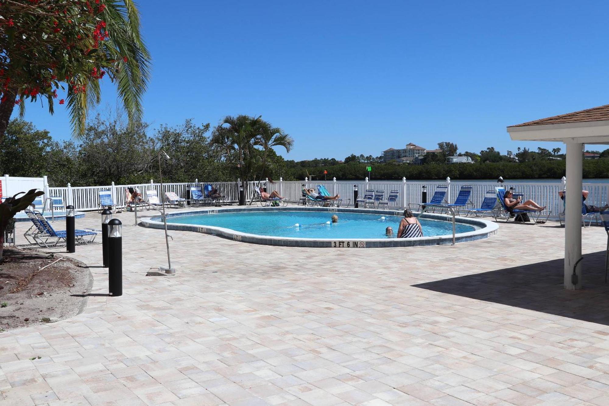 317 Bayshores Yacht & Tennis Club *