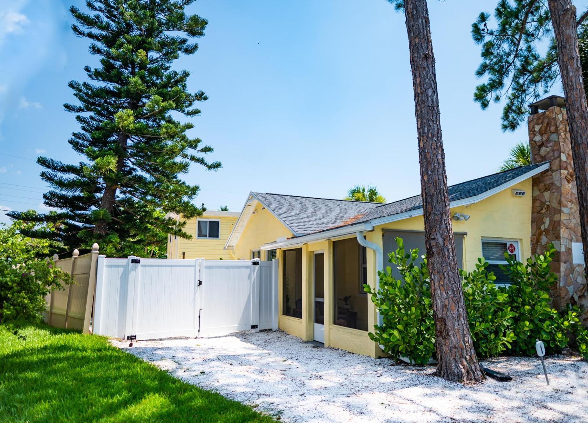 Contemporary - King Bed - 5min Walk To * Clearwater Beach