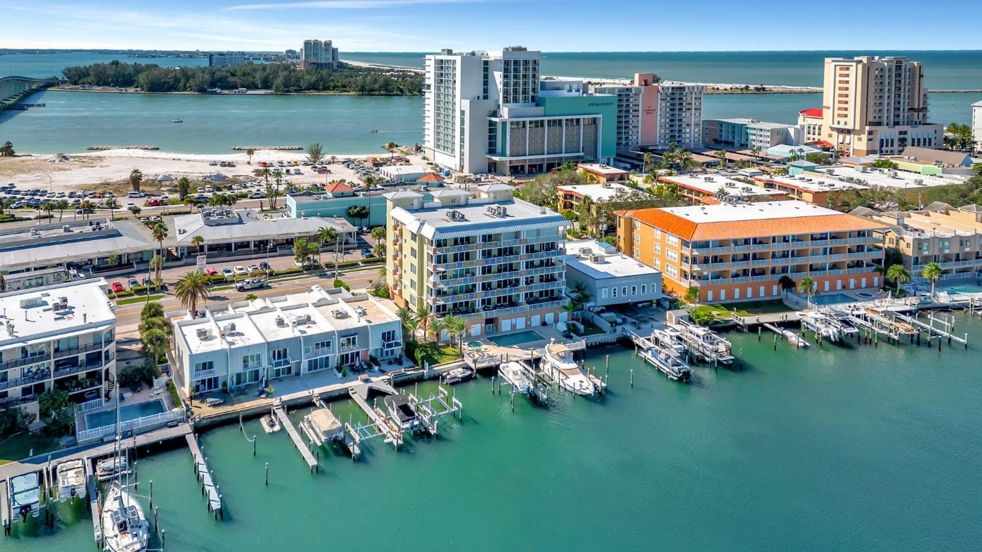 Waterfront -3br - 2kings -pool Balcony - Apartment *