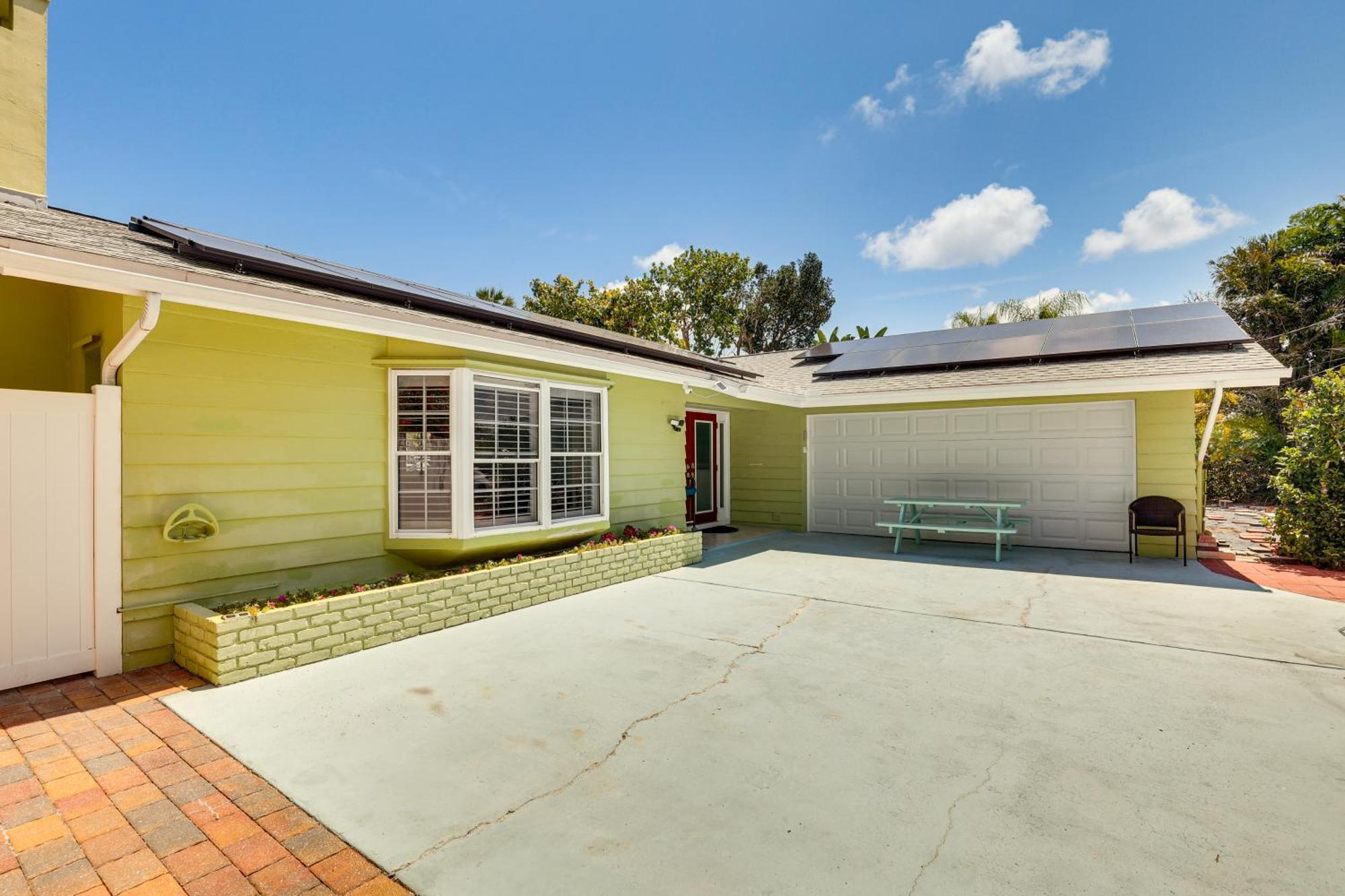 Waterfront Getaway With Pool And Dock - Walk To Beach! * Clearwater Beach