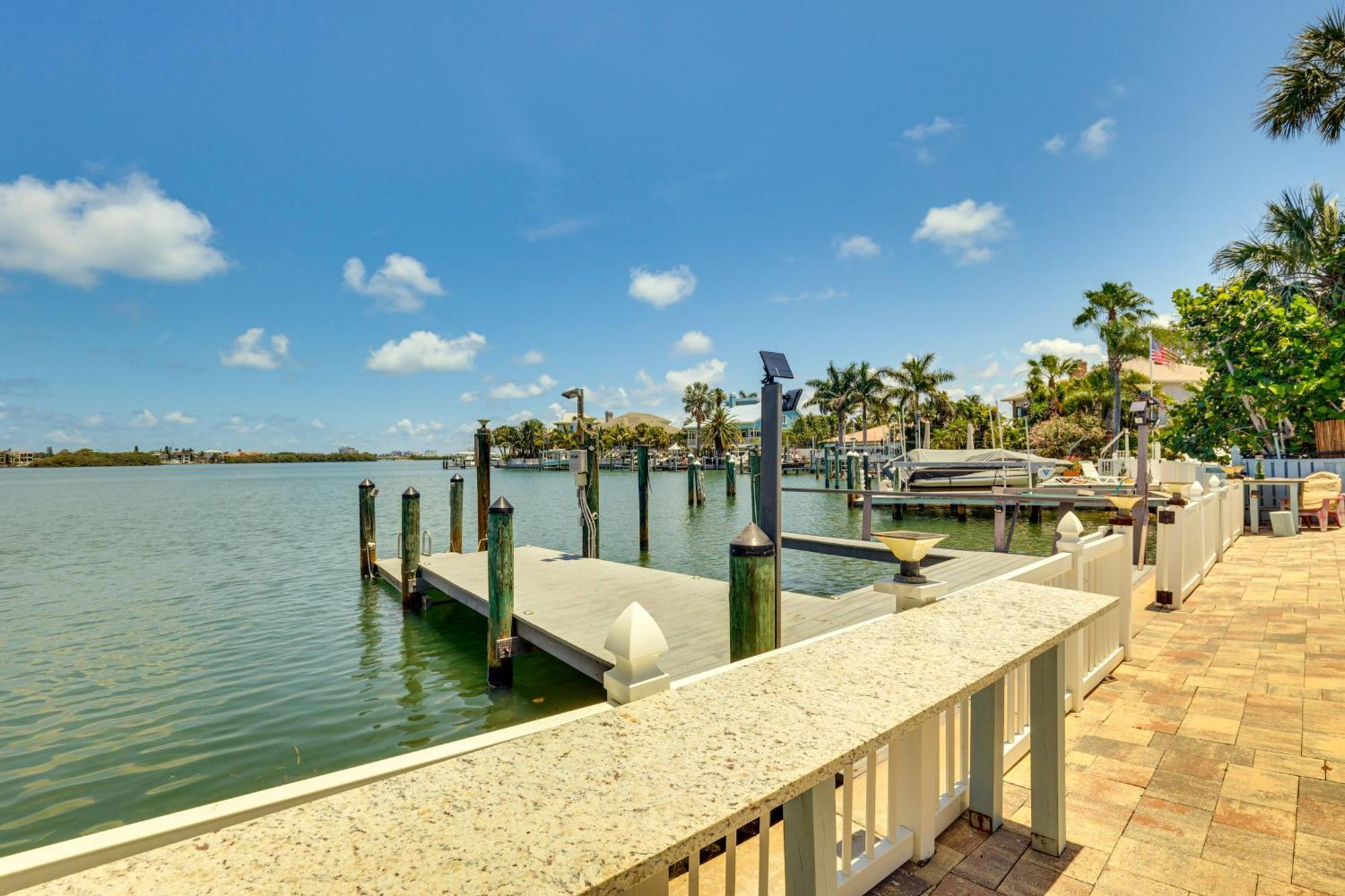 Waterfront Getaway With Pool And Dock - Walk To Beach! Clearwater Beach