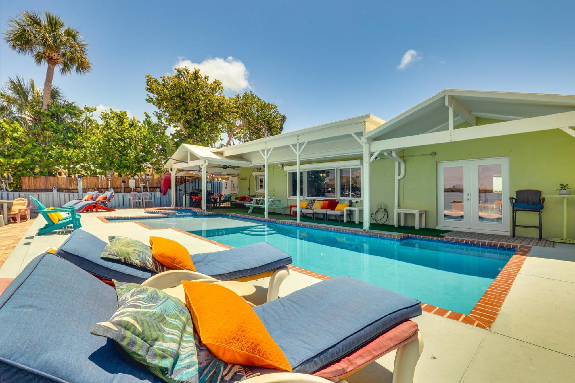 Waterfront Getaway With Pool And Dock - Walk To Beach! Holiday home Clearwater Beach