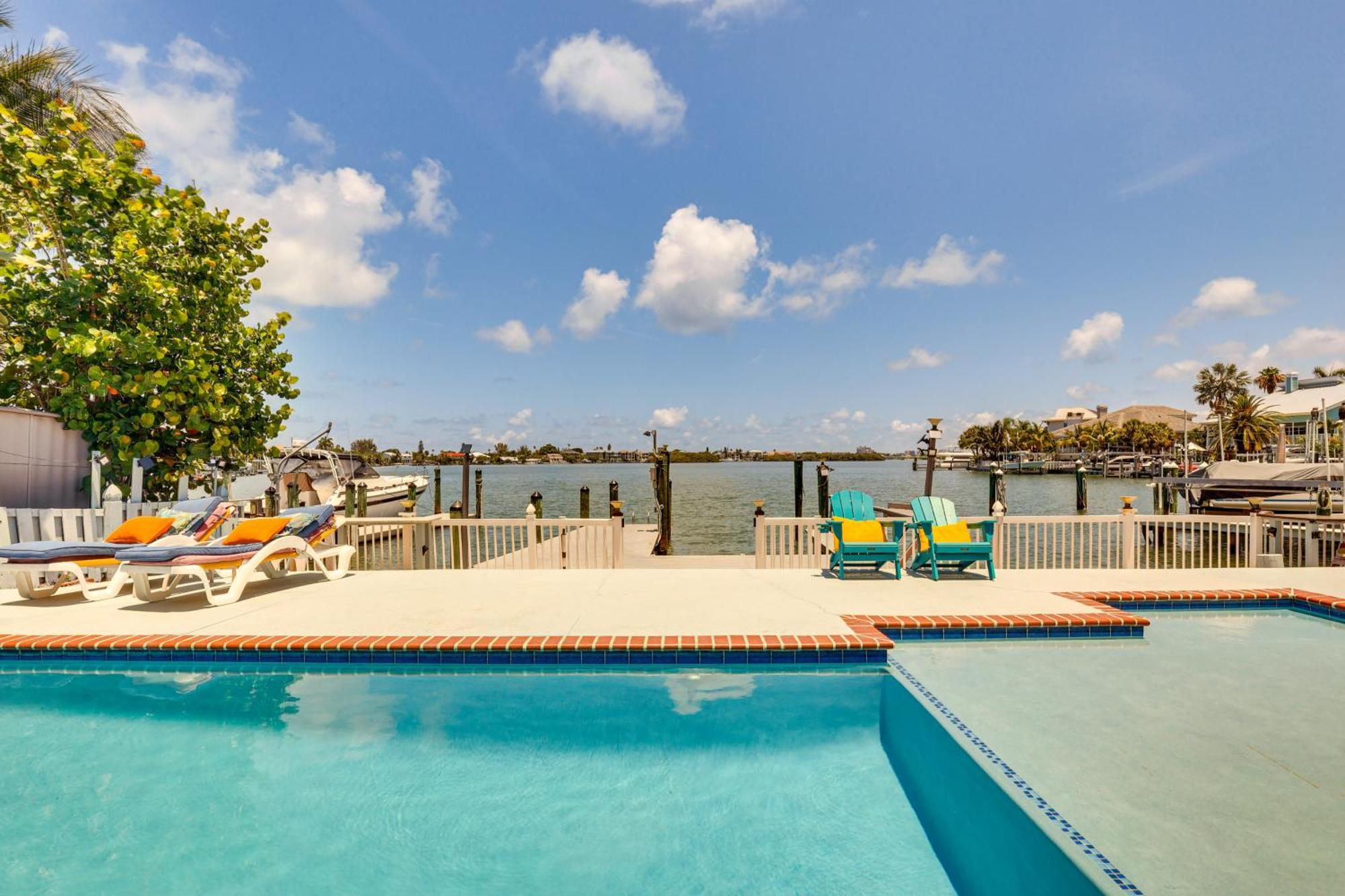 Holiday home Waterfront Getaway With Pool And Dock - Walk To Beach! Clearwater Beach
