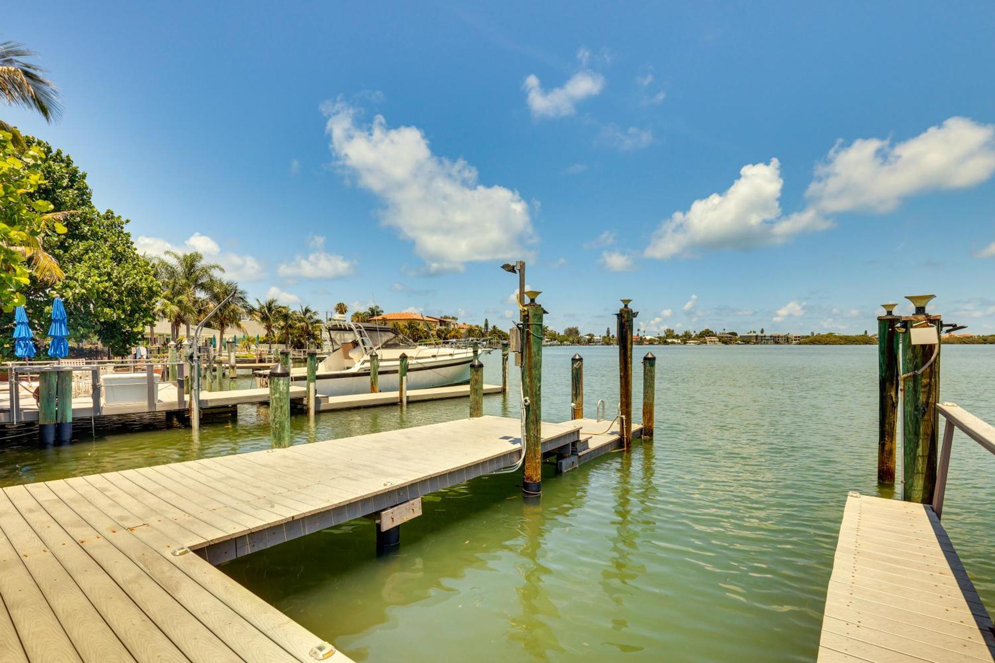 Waterfront Getaway With Pool And Dock - Walk To Beach! Holiday home