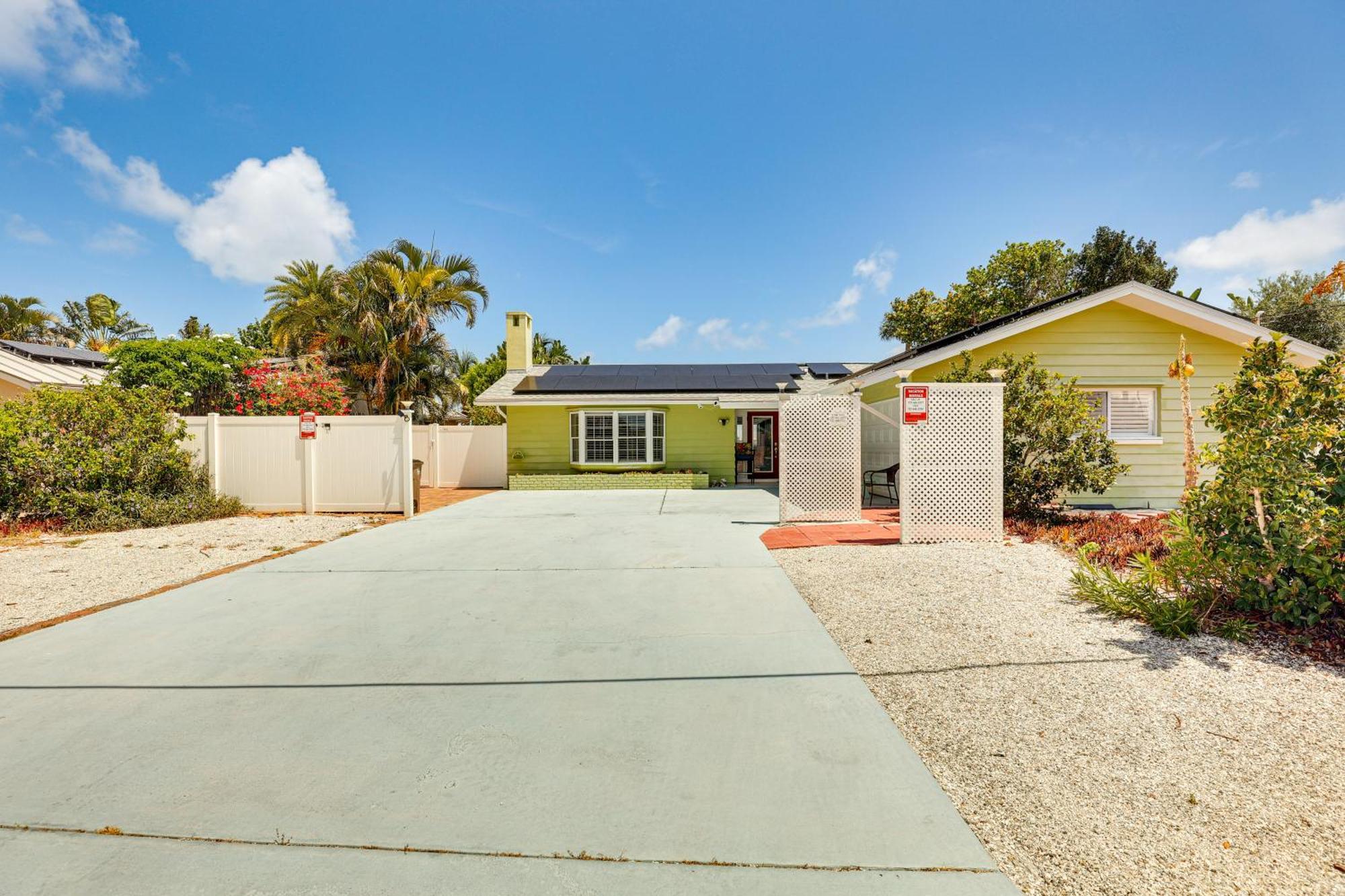 Waterfront Getaway With Pool And Dock - Walk To Beach! Holiday home Clearwater Beach