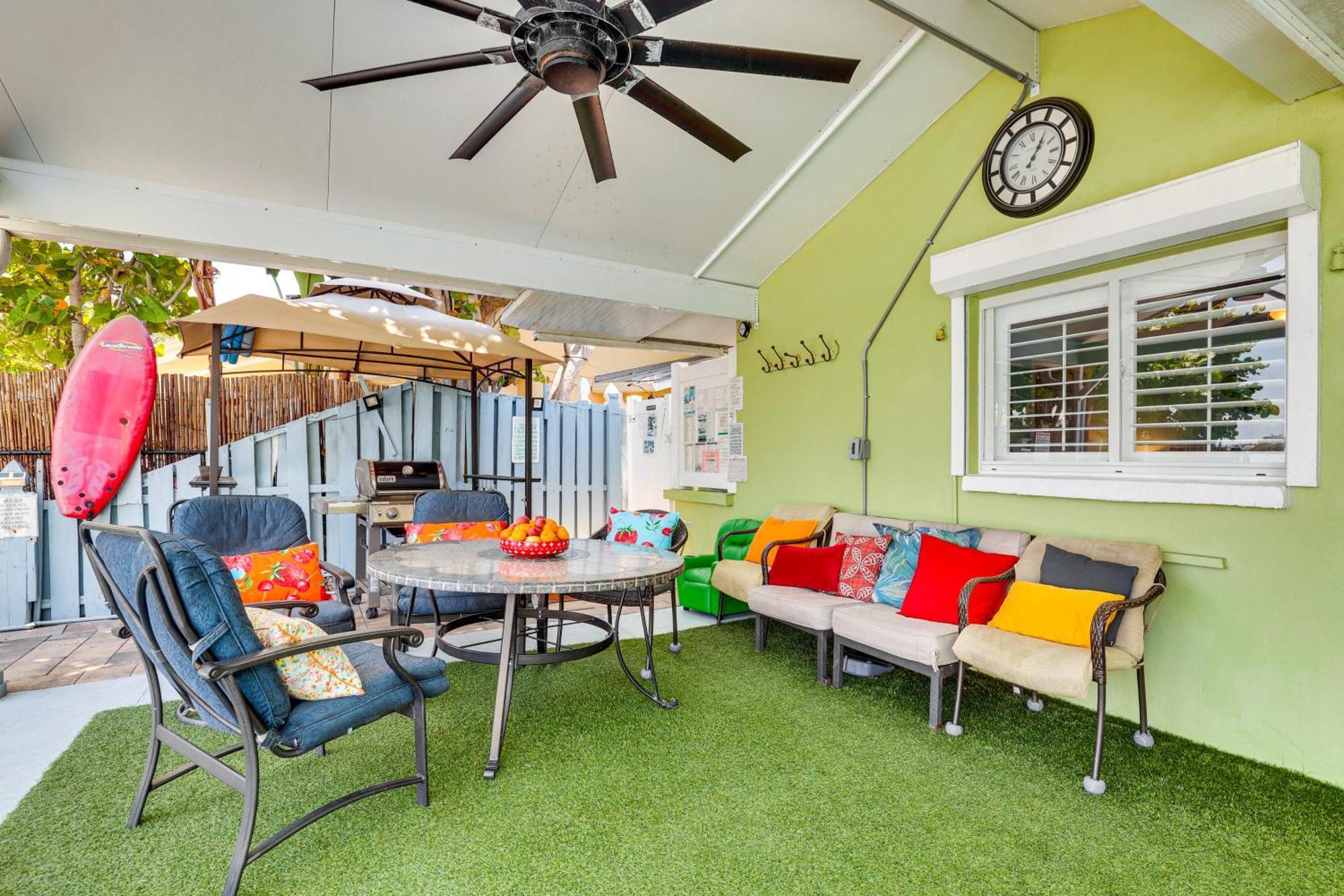 Waterfront Getaway With Pool And Dock - Walk To Beach! *