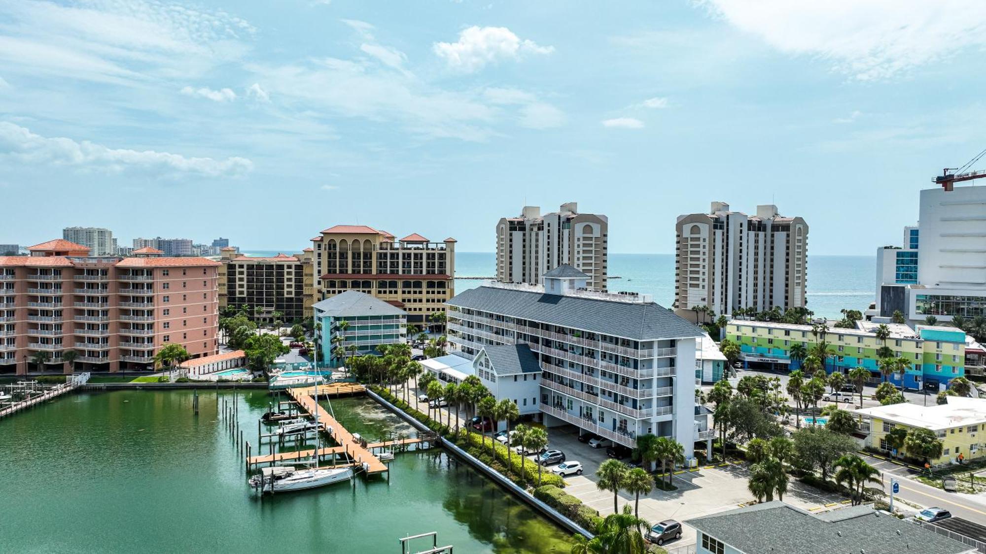 Lovely Clearwater Ocean Front Great Location 2bd Holiday home *