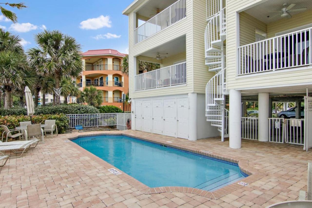 Sea Side 202 Beachfront Serenity 3bd 2ba Sleeps 8 Holiday home Clearwater Beach