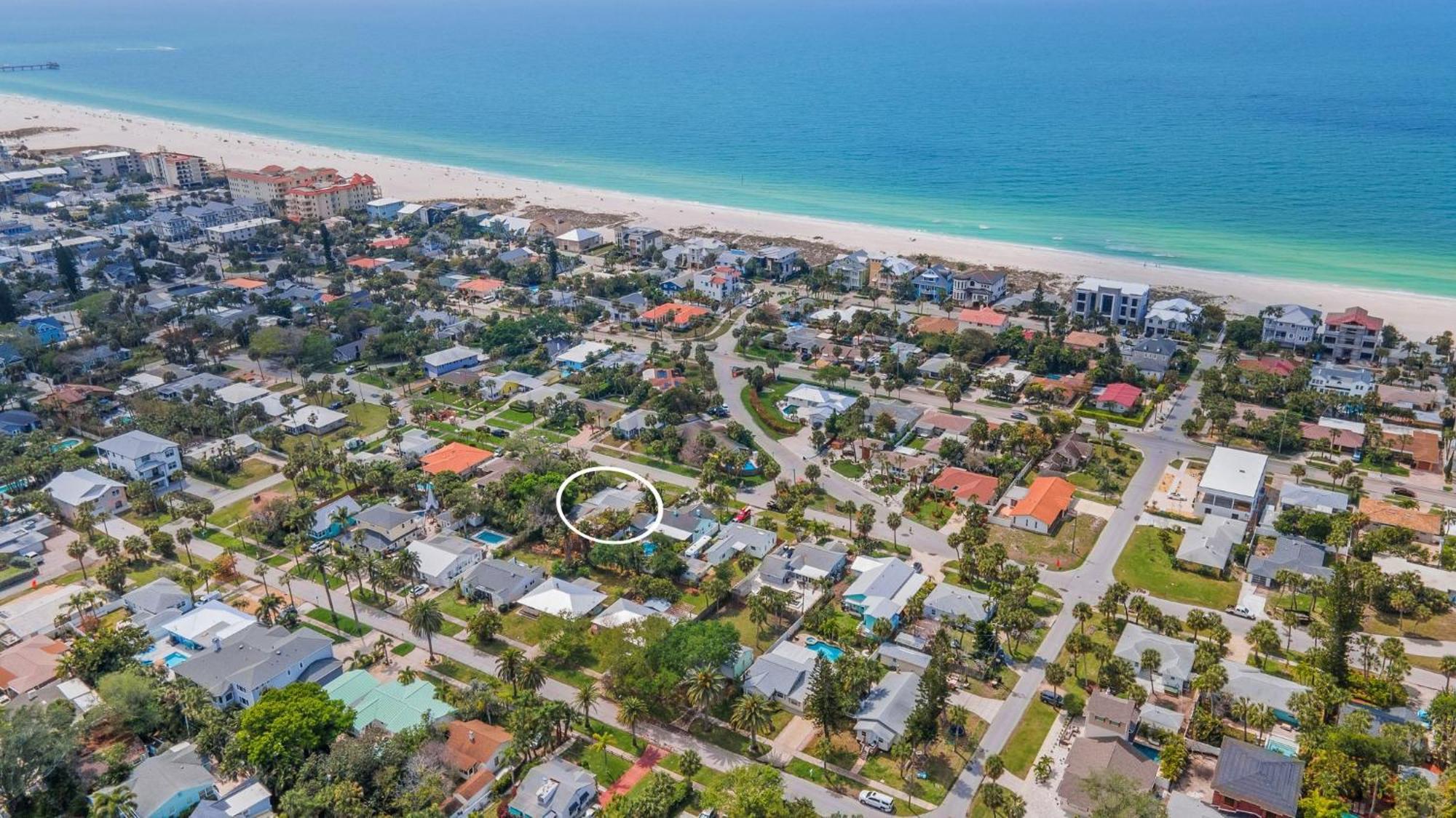 Holiday home Coastal Breeze - Pool Home!