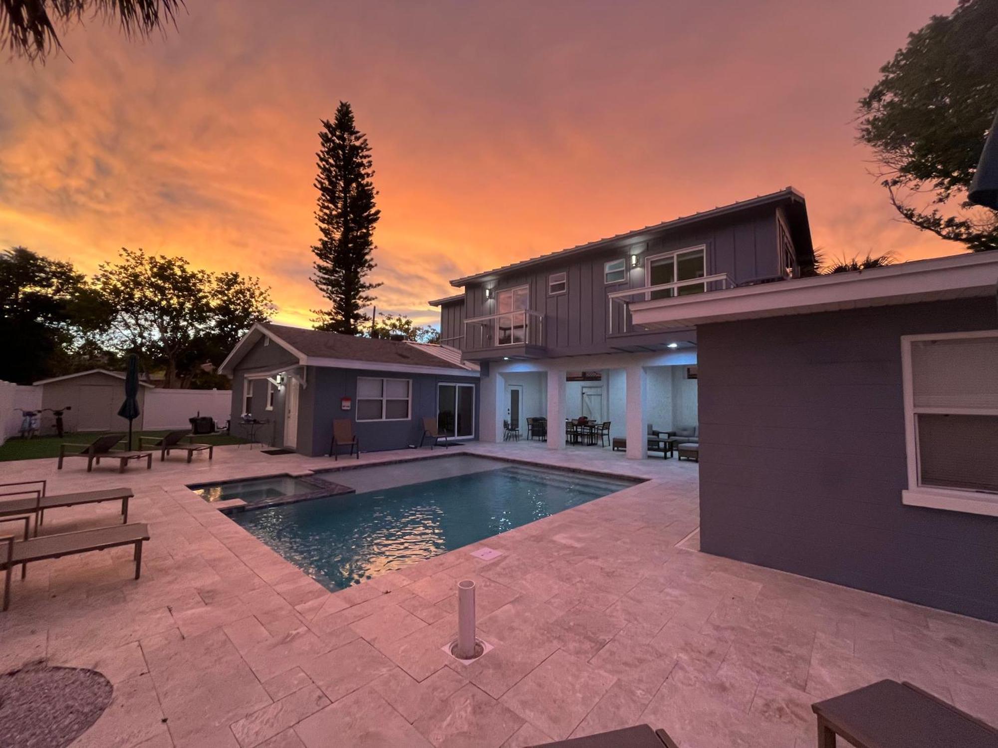Cheerful 7 Bdrm With Private Pool One Block From Holiday home Clearwater Beach