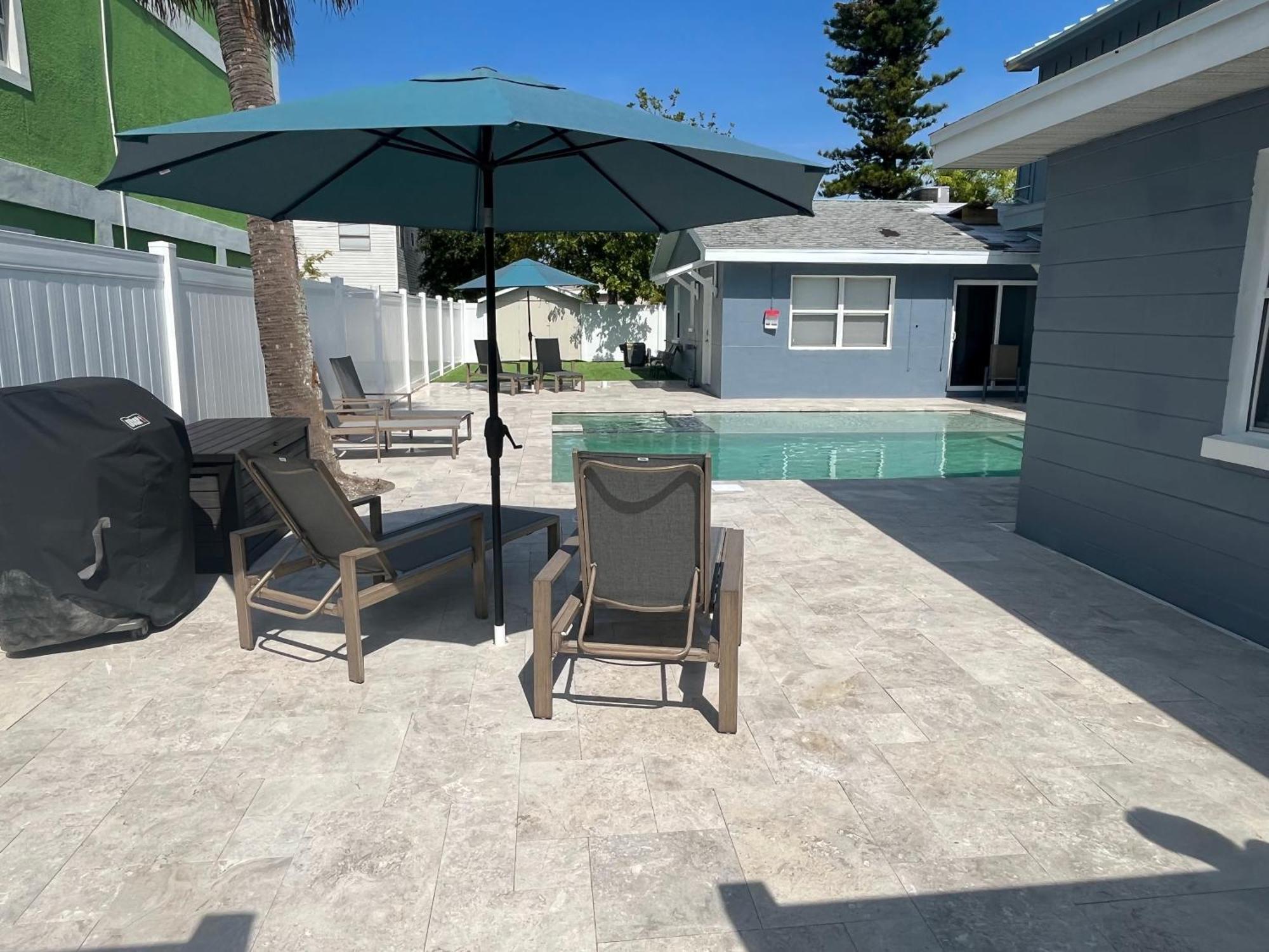 Cheerful 7 Bdrm With Private Pool One Block From Clearwater Beach