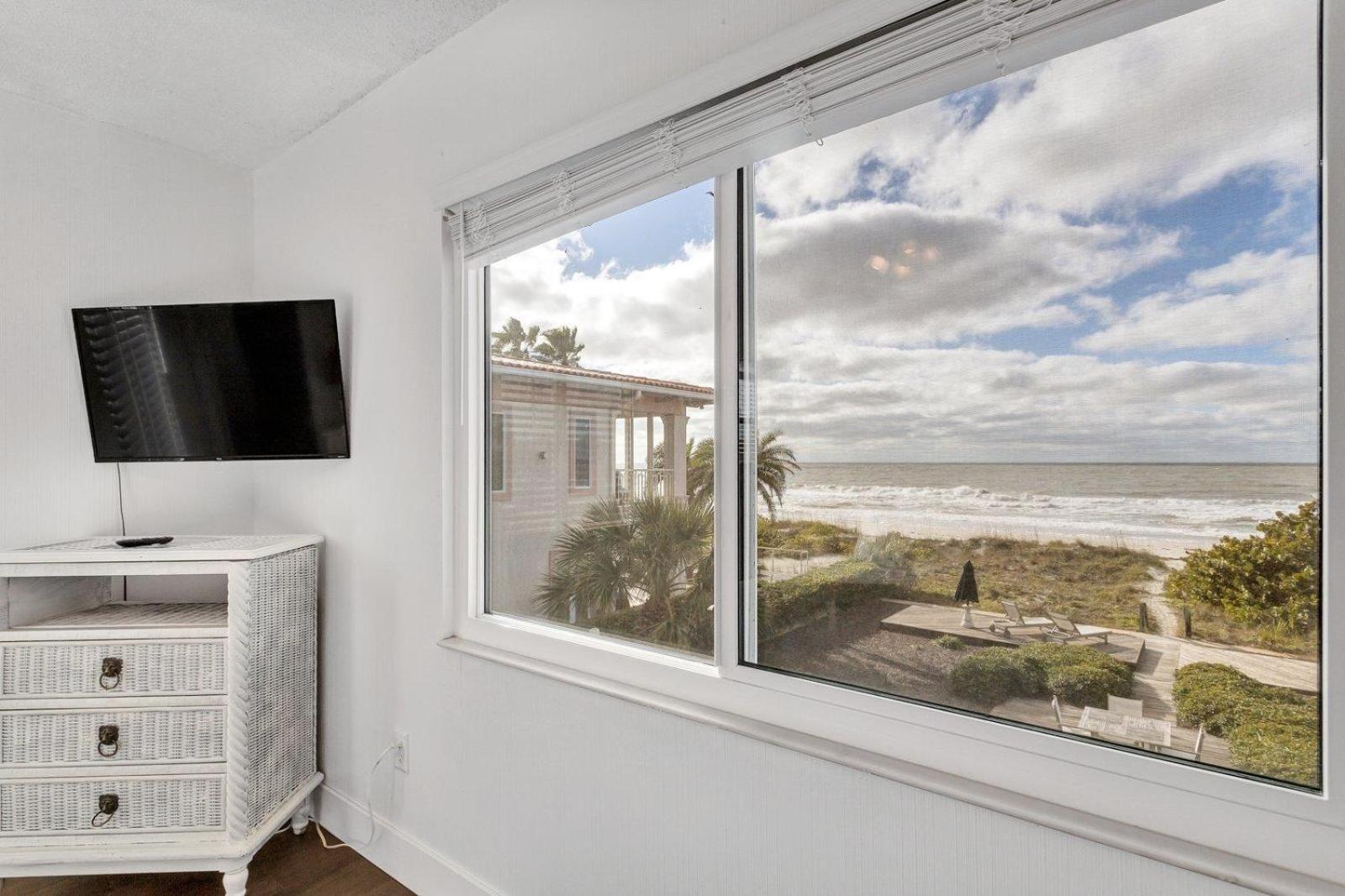 Holiday home Open - Private Beachfront Home/great For Groups/dogs Ok* *