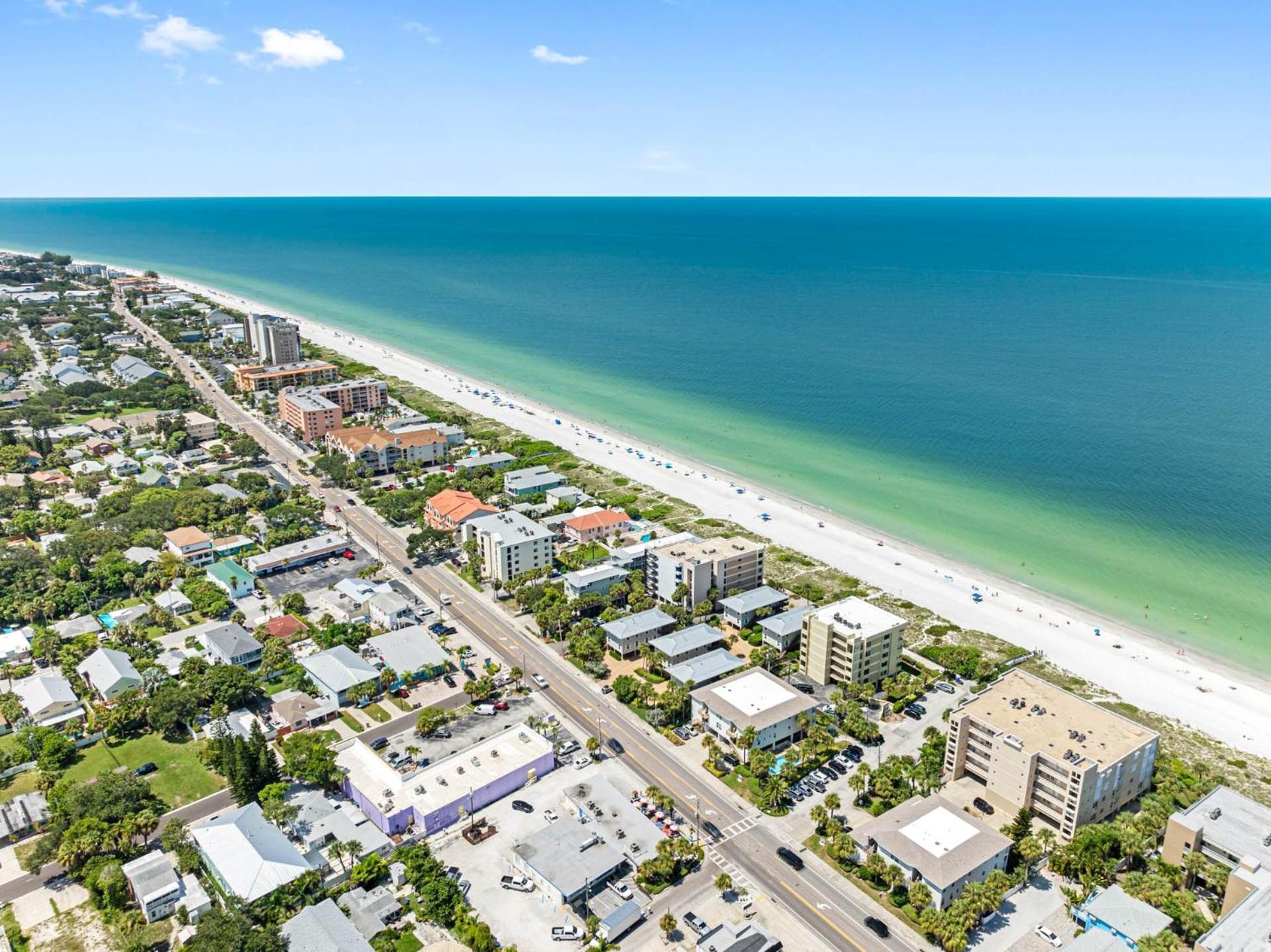 Apartment Beachside Bliss: Cozy Escape Awaiting You! Clearwater Beach