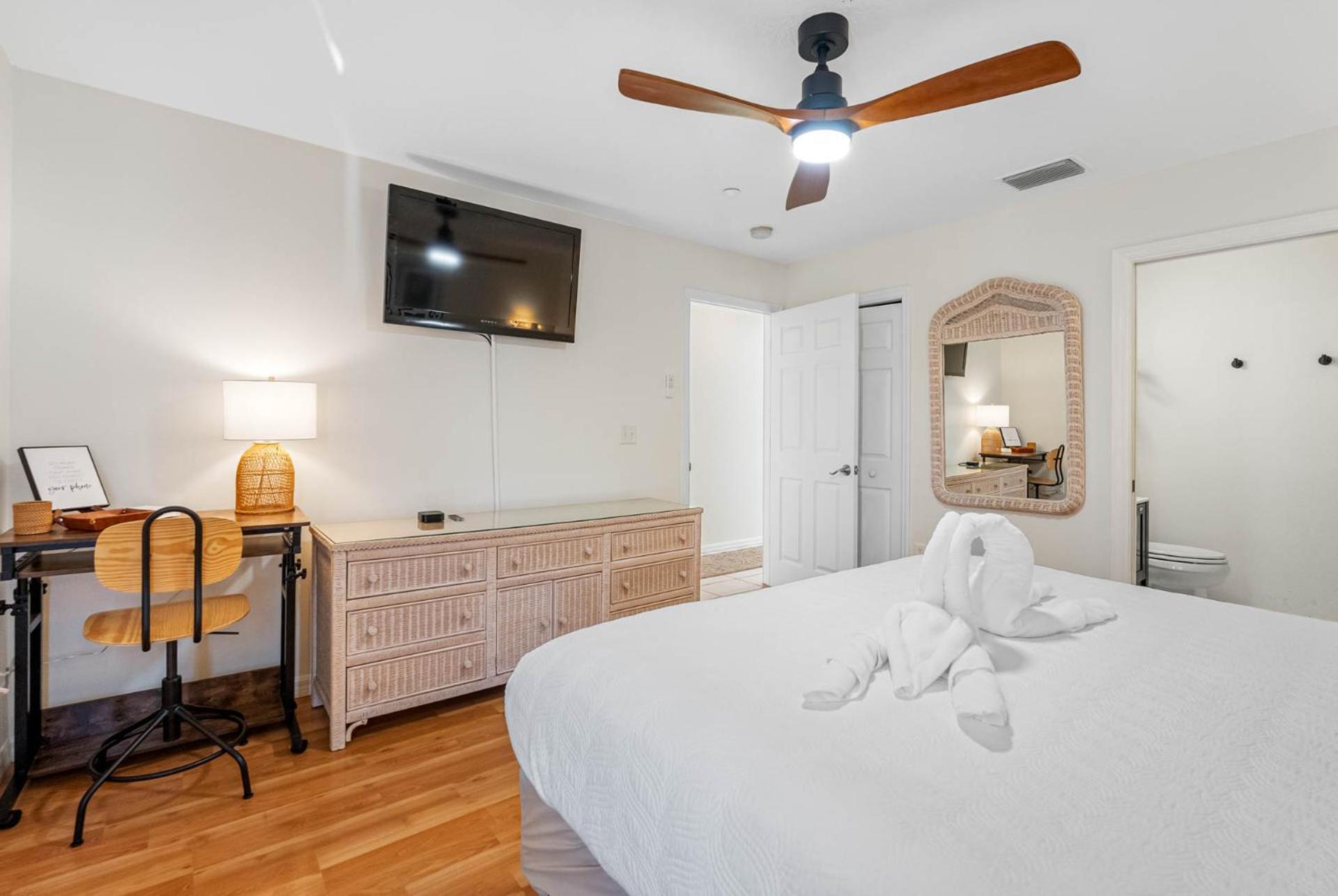 Beachside Bliss: Cozy Escape Awaiting You!