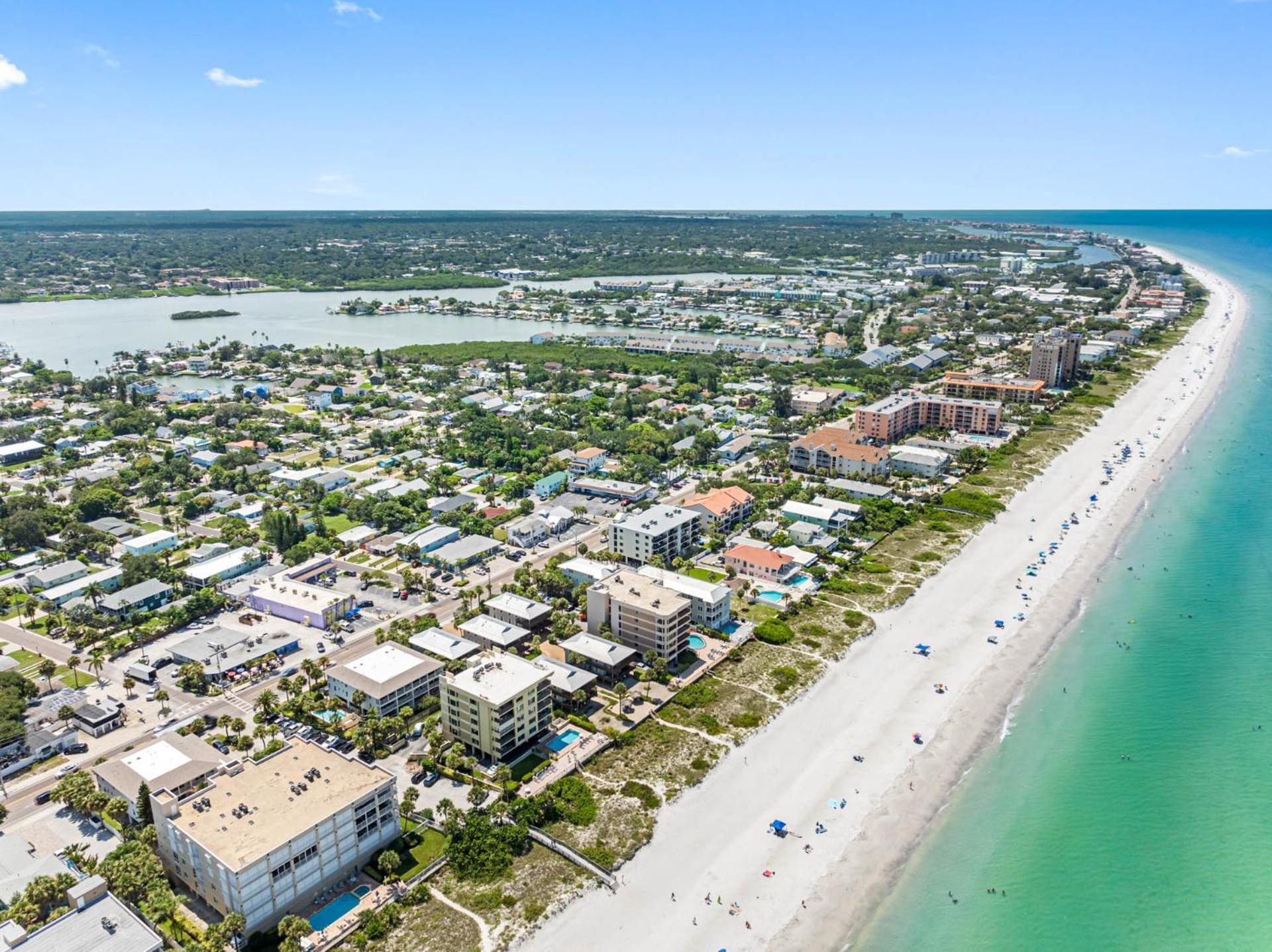 Apartment Beachside Bliss: Cozy Escape Awaiting You! Clearwater Beach