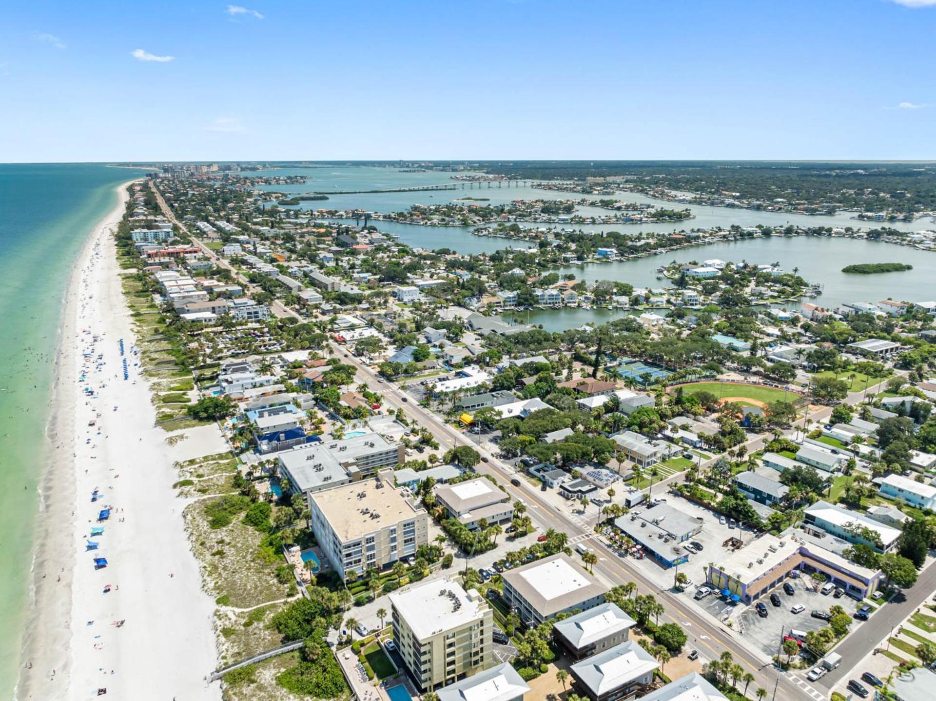 Apartment Beachside Bliss: Cozy Escape Awaiting You! *