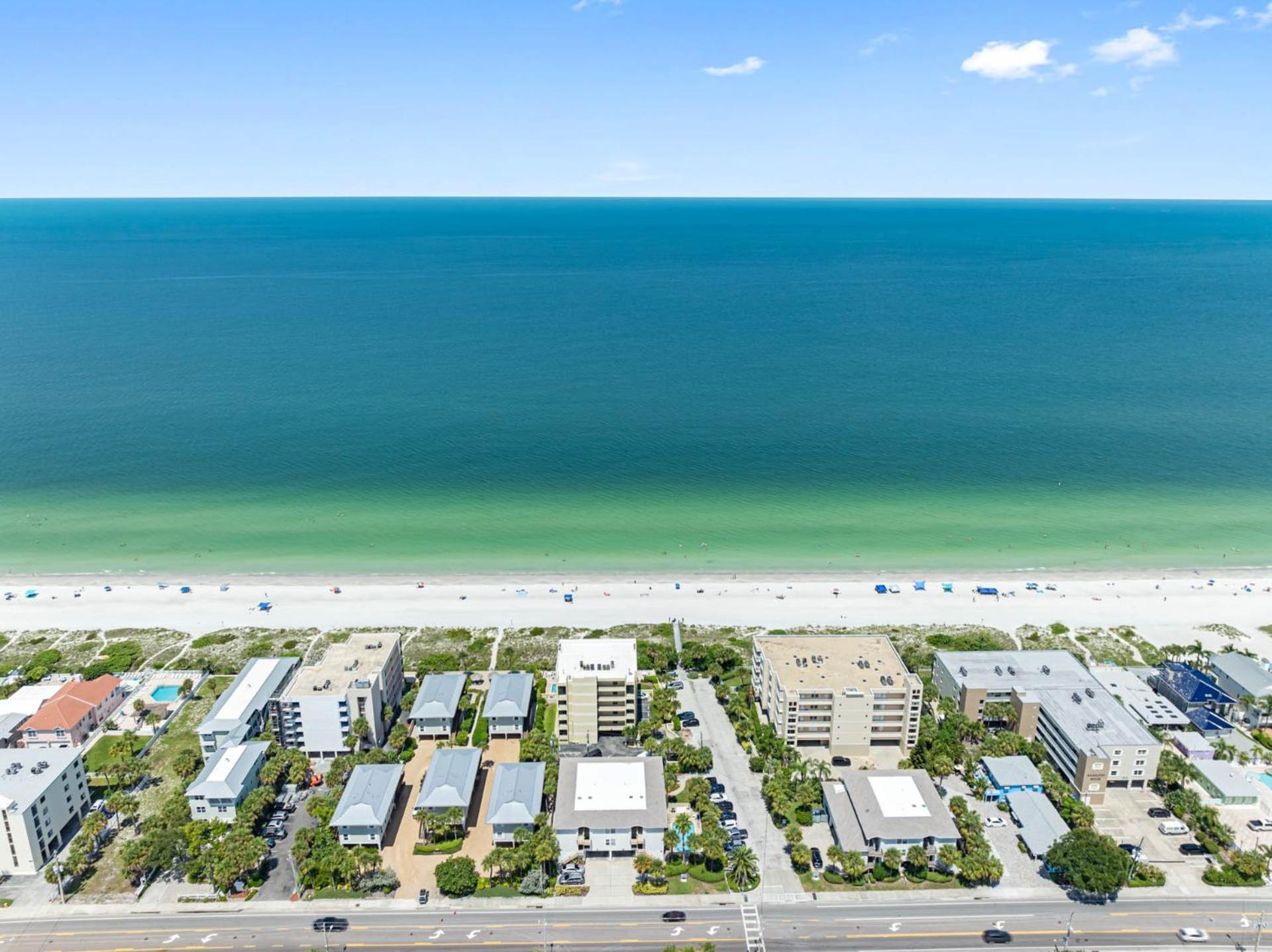 Apartment Beachside Bliss: Cozy Escape Awaiting You! Clearwater Beach