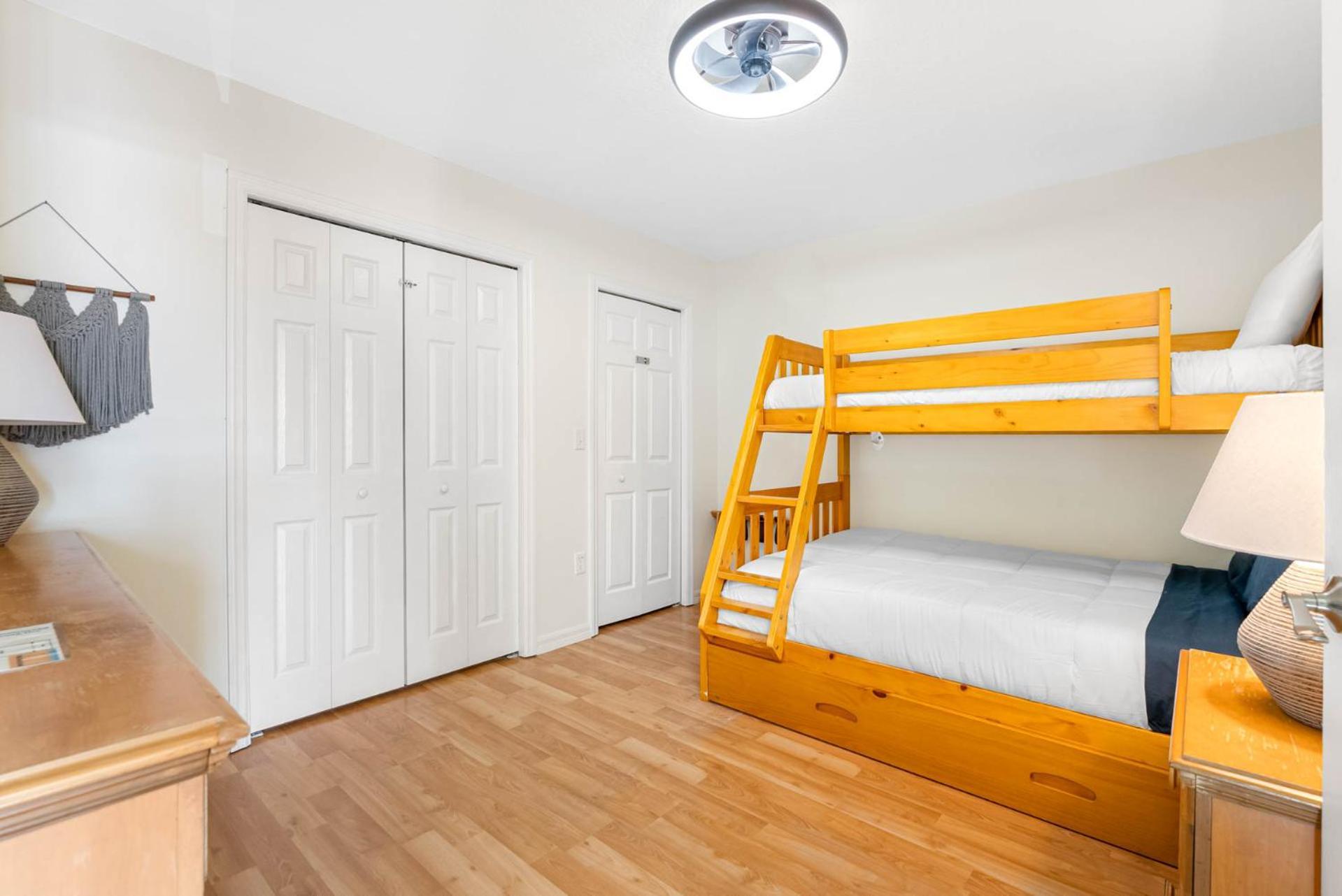 Apartment Beachside Bliss: Cozy Escape Awaiting You! *