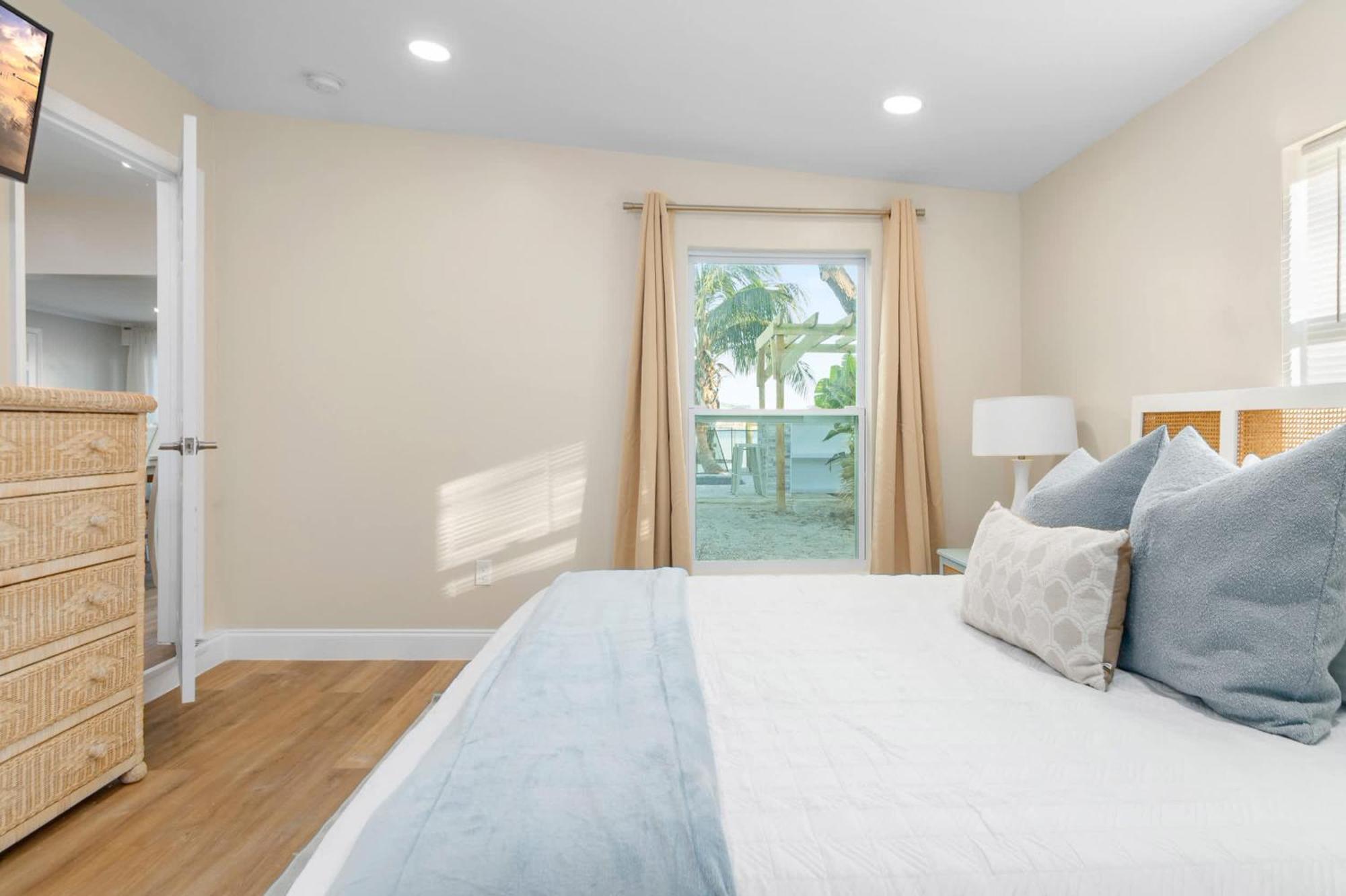 Holiday home Luxury-4 Primary Bedrooms-waterfront-king Beds