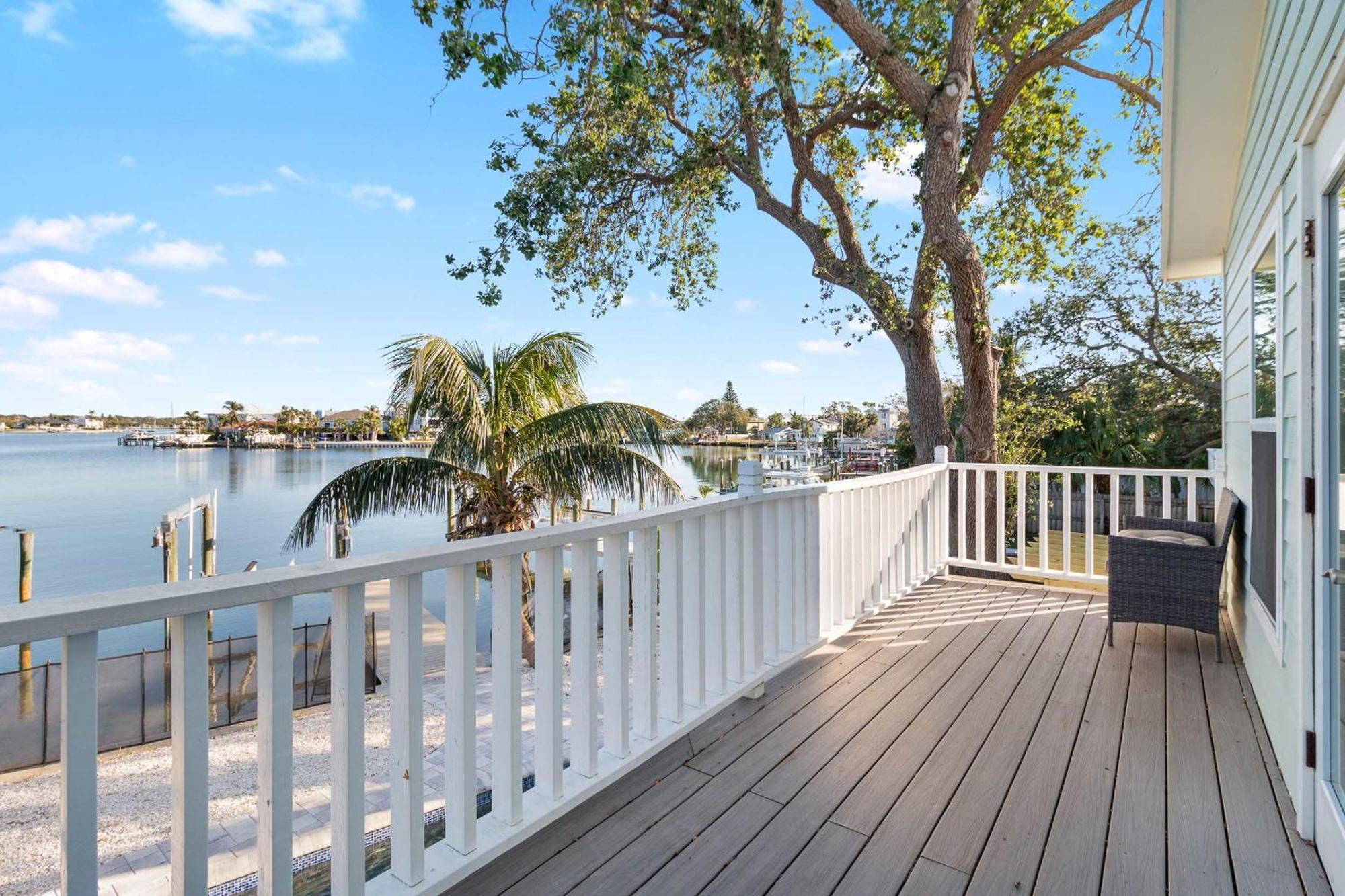 Luxury-4 Primary Bedrooms-waterfront-king Beds