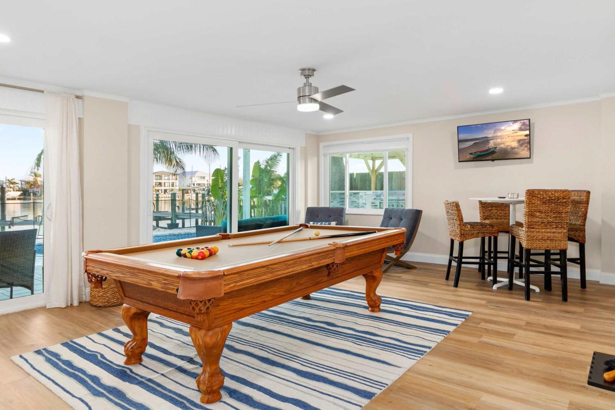 Luxury-4 Primary Bedrooms-waterfront-king Beds Holiday home *