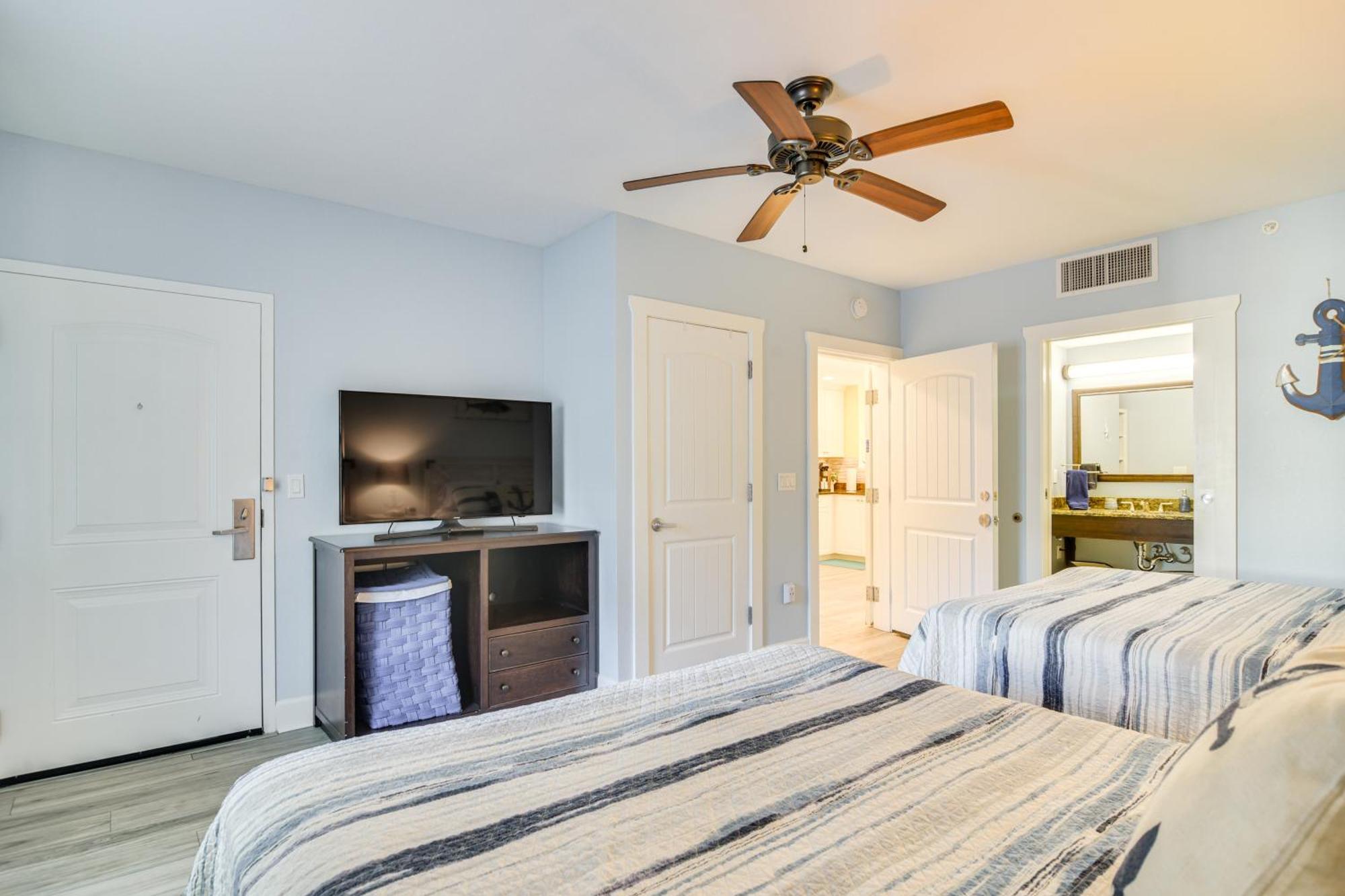 Waterfront With Water Park, Walk To The Beach!