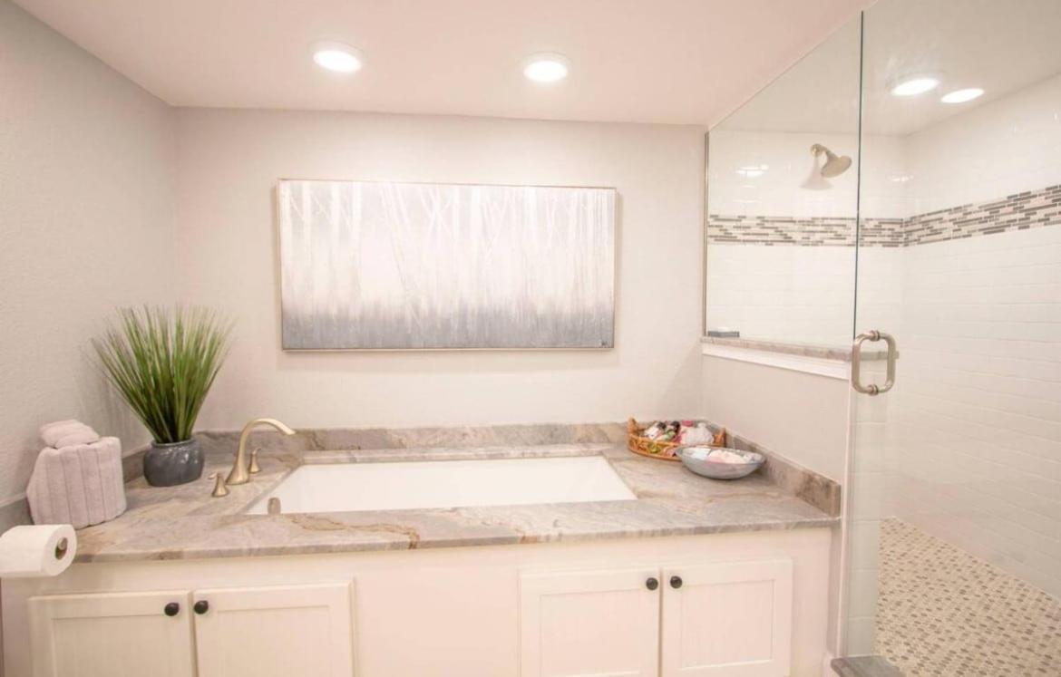 Apartment Oceanside Treasure By Goldencoastrentals *