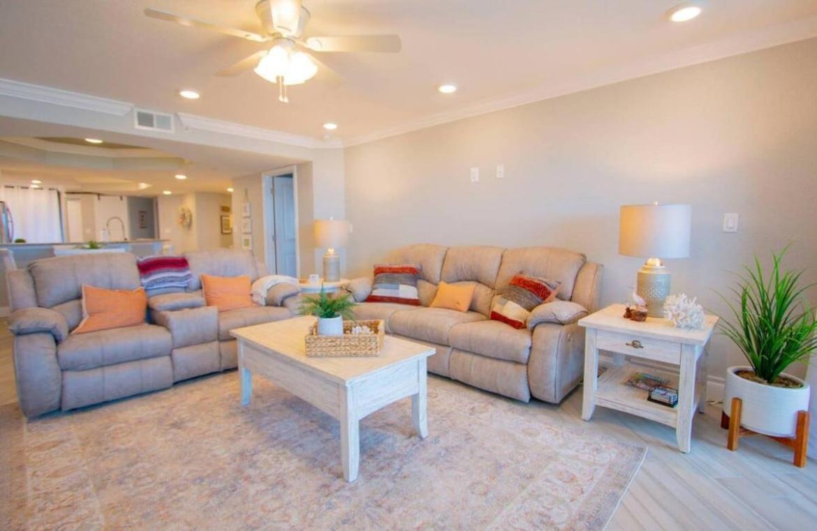 Oceanside Treasure By Goldencoastrentals *