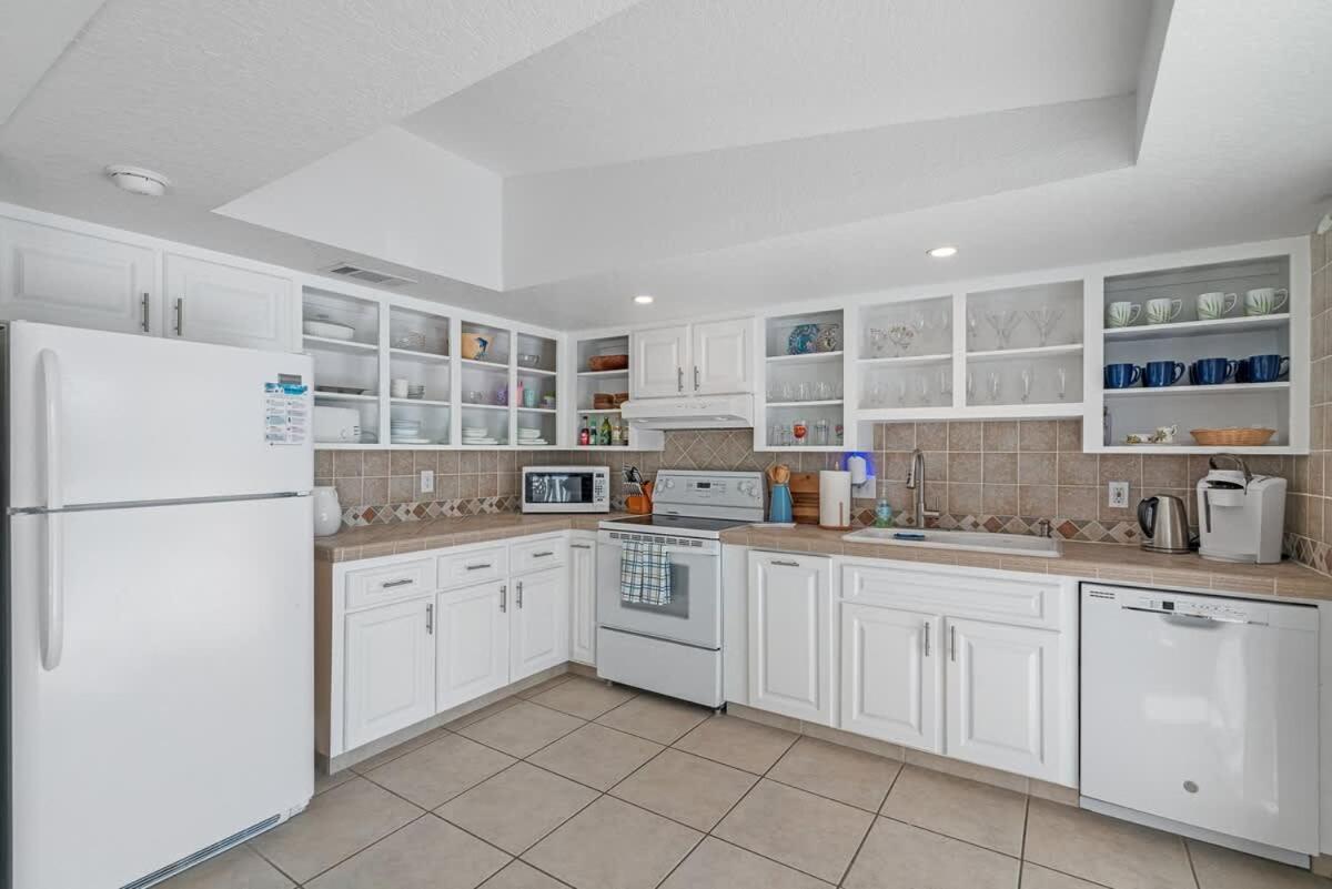 Stunning Waterfront Pool Walk To & Restaurants Large Private Pool *