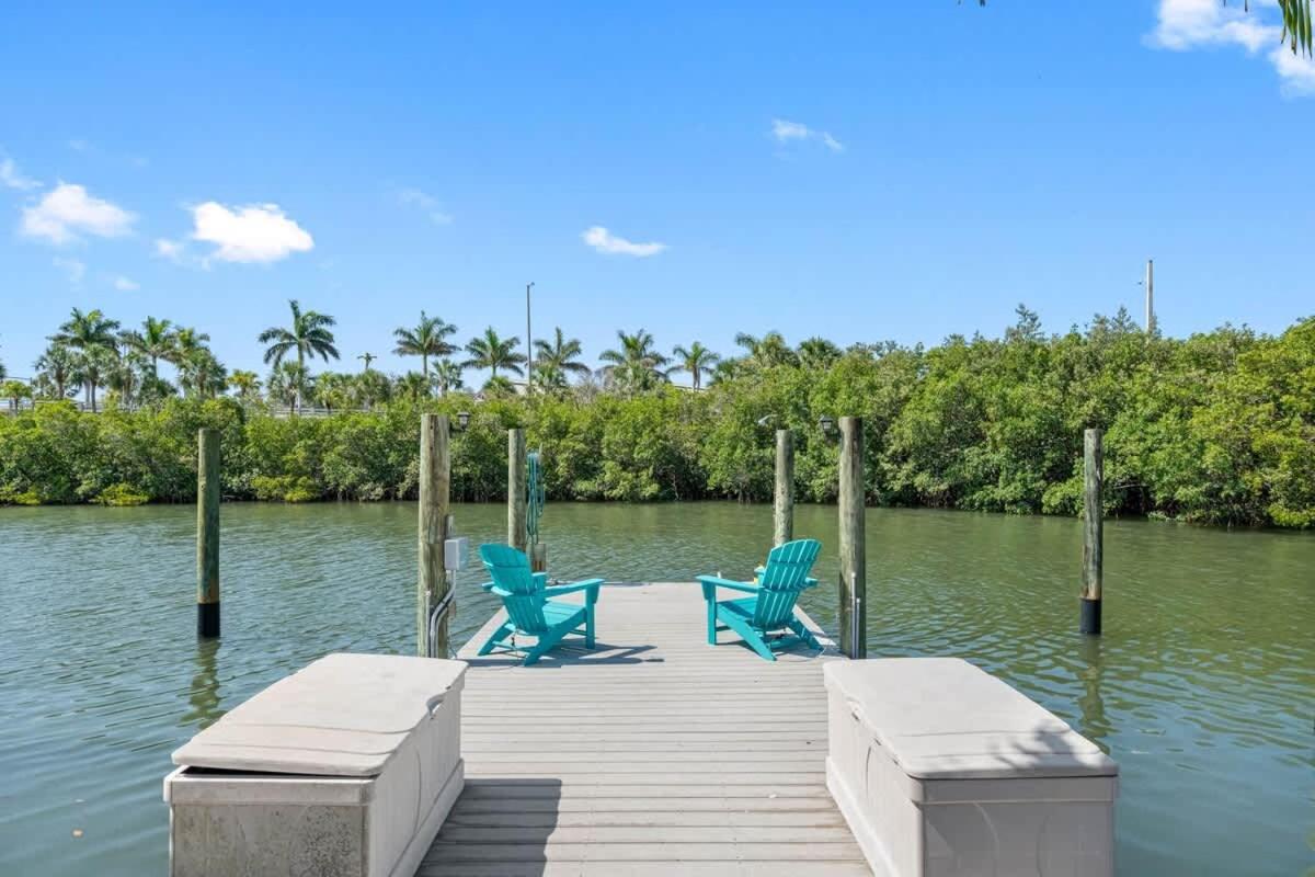 Stunning Waterfront Pool Walk To & Restaurants Large Private Pool Holiday home