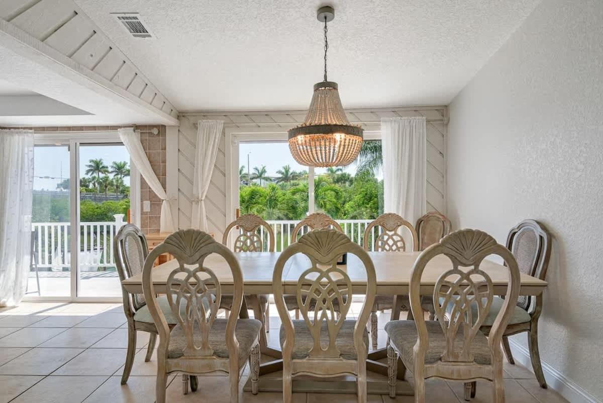 Stunning Waterfront Pool Walk To & Restaurants Large Private Pool
