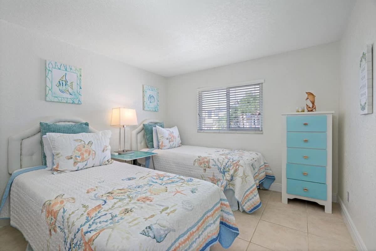Stunning Waterfront Pool Walk To & Restaurants Large Private Pool Holiday home Clearwater Beach