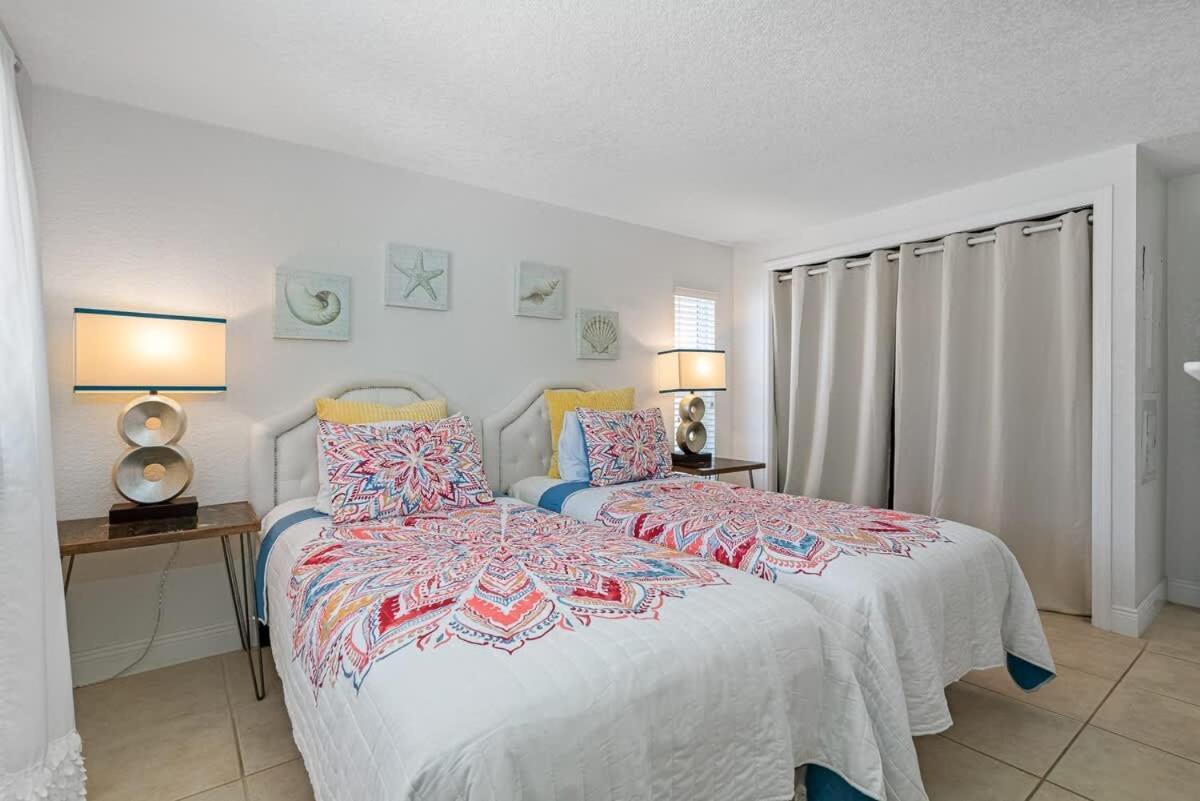 Stunning Waterfront Pool Walk To & Restaurants Large Private Pool Clearwater Beach