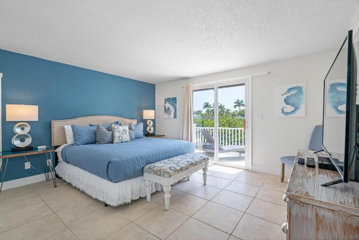 Stunning Waterfront Pool Walk To & Restaurants Large Private Pool Holiday home Clearwater Beach
