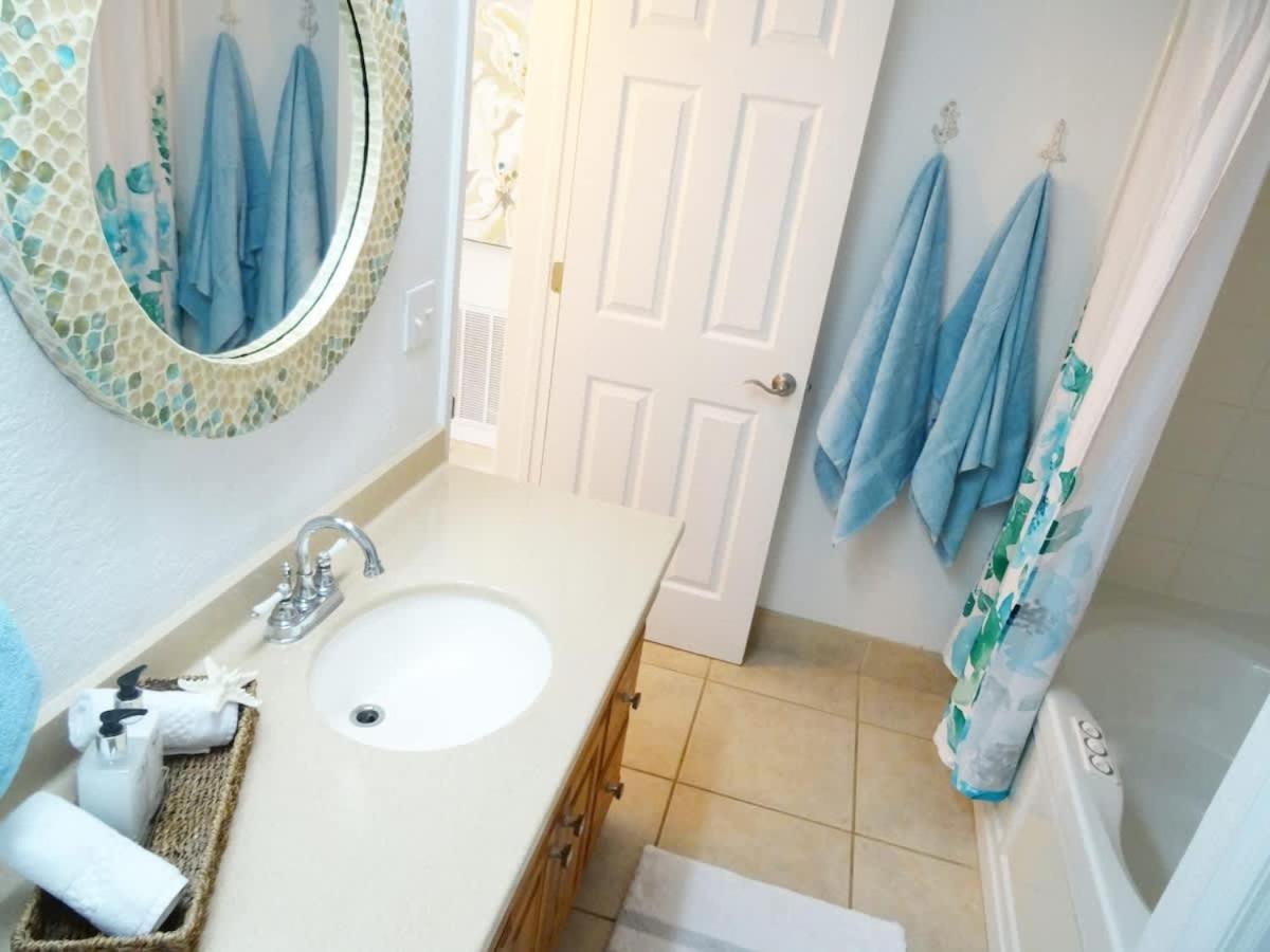 Stunning Waterfront Pool Walk To & Restaurants Large Private Pool *