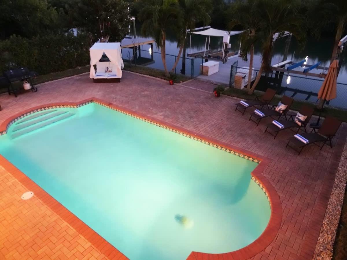 Stunning Waterfront Pool Walk To & Restaurants Large Private Pool Clearwater Beach