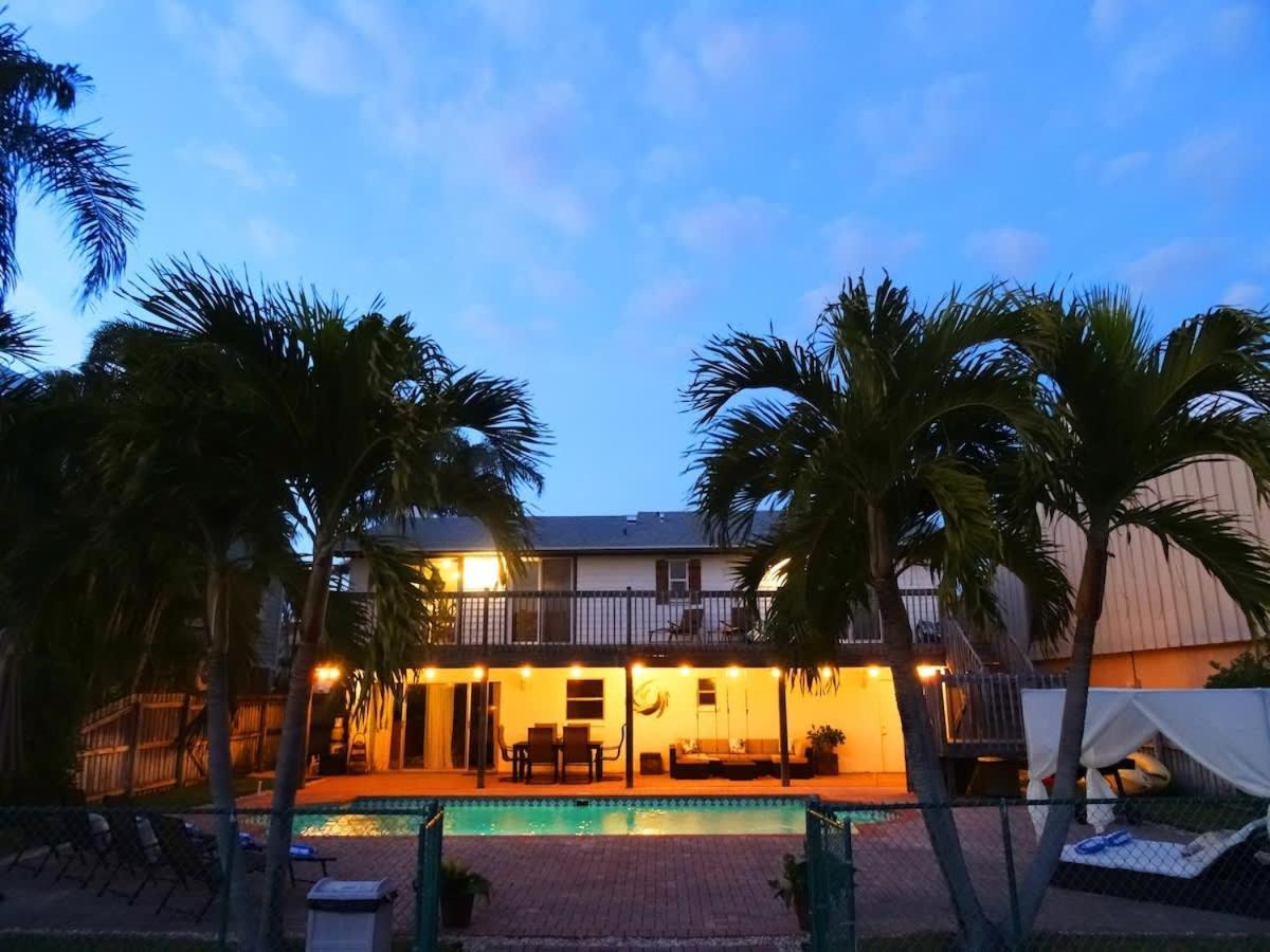 Stunning Waterfront Pool Walk To & Restaurants Large Private Pool
