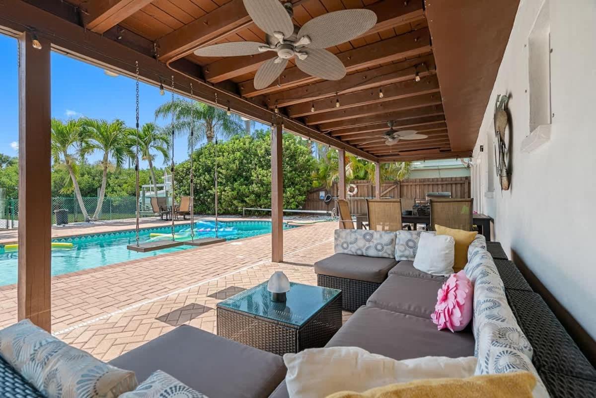 Stunning Waterfront Pool Walk To & Restaurants Large Private Pool Holiday home