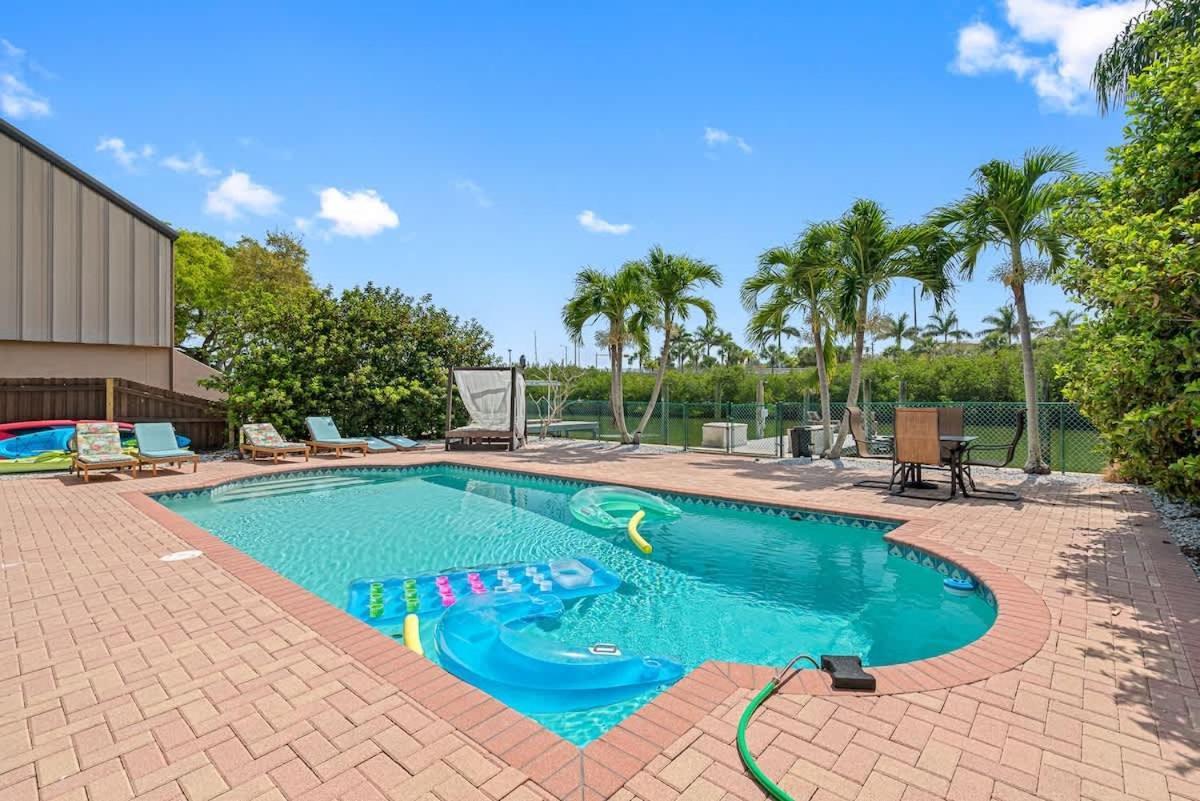 Stunning Waterfront Pool Walk To & Restaurants Large Private Pool Holiday home *