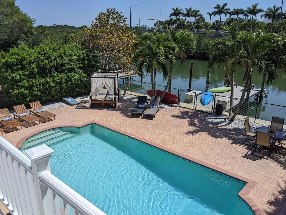 Stunning Waterfront Pool Walk To & Restaurants Large Private Pool Holiday home Clearwater Beach