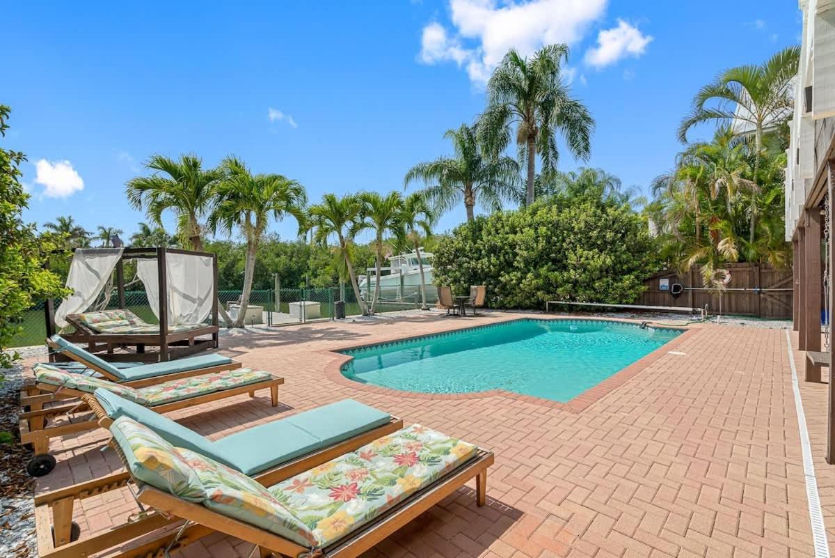 Stunning Waterfront Pool Walk To & Restaurants Large Private Pool *