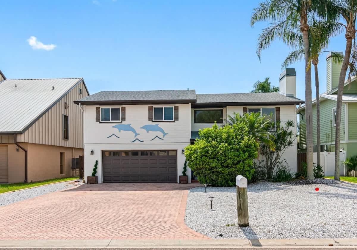Stunning Waterfront Pool Walk To & Restaurants Large Private Pool Clearwater Beach