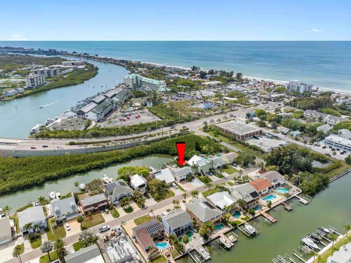 Stunning Waterfront Pool Walk To & Restaurants Large Private Pool Holiday home Clearwater Beach