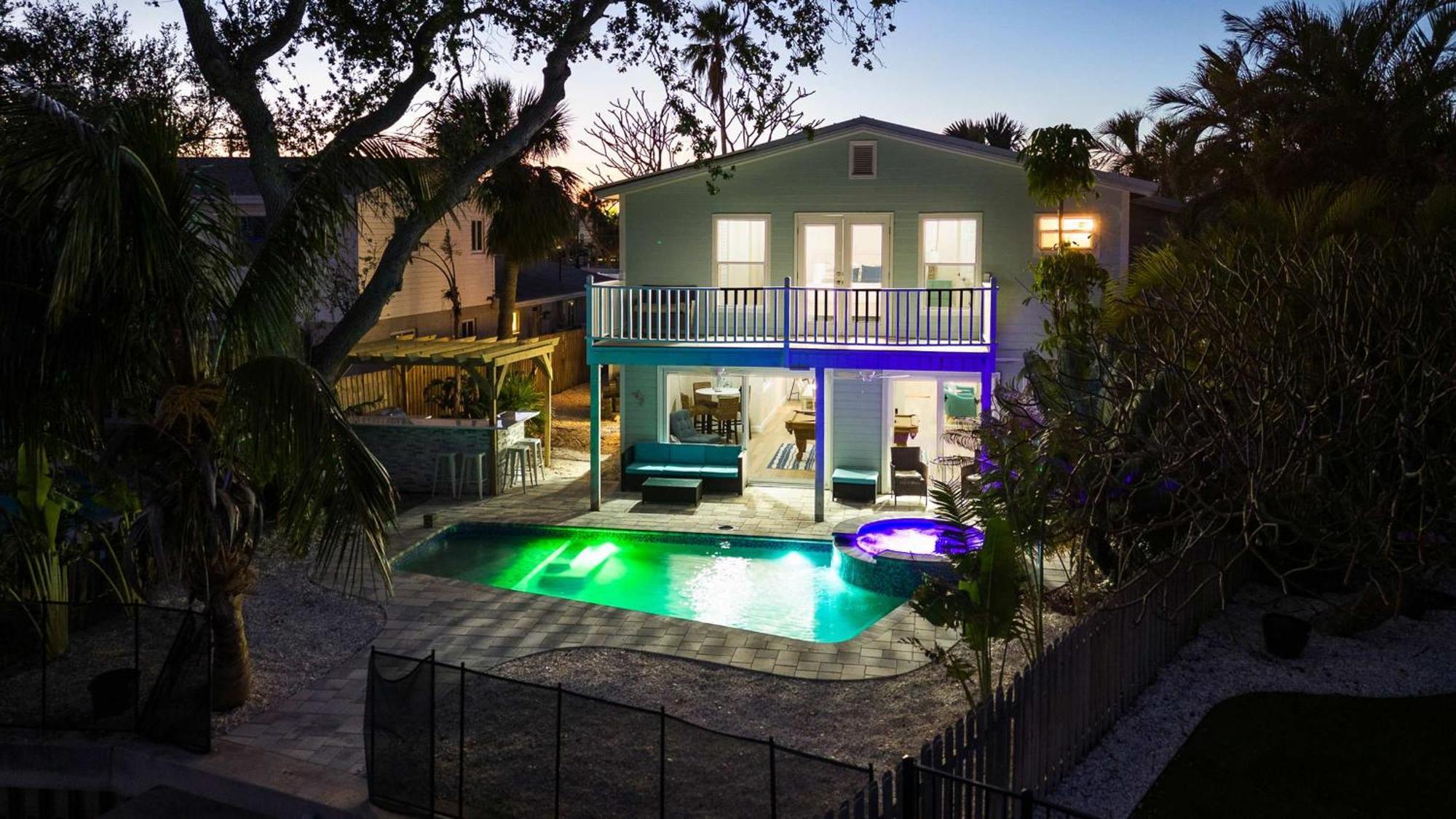 Holiday home Luxury-4 Primary Bedrooms-waterfront-king Beds