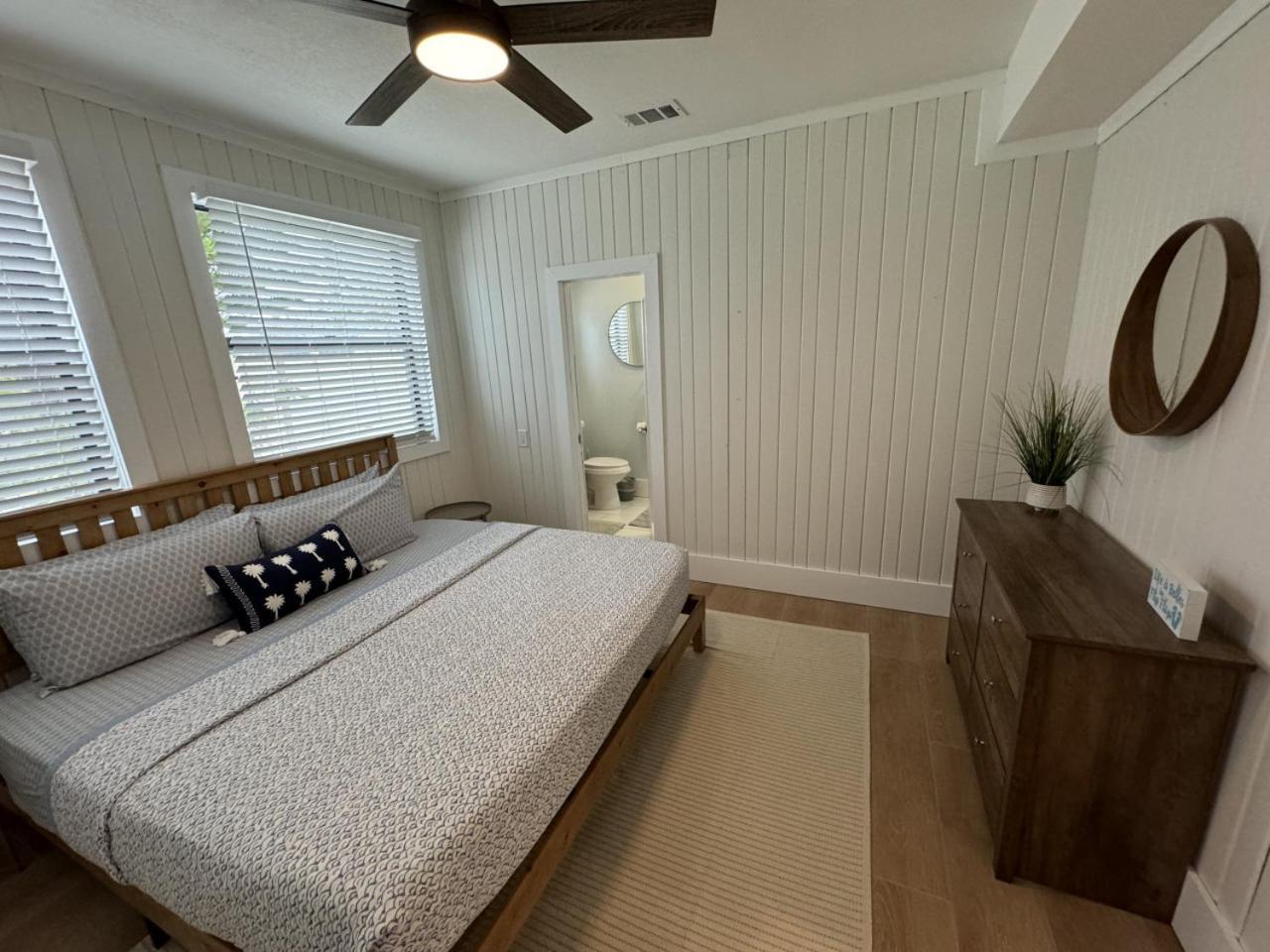 Family Spacious Mid-century Oasis Holiday home Clearwater Beach