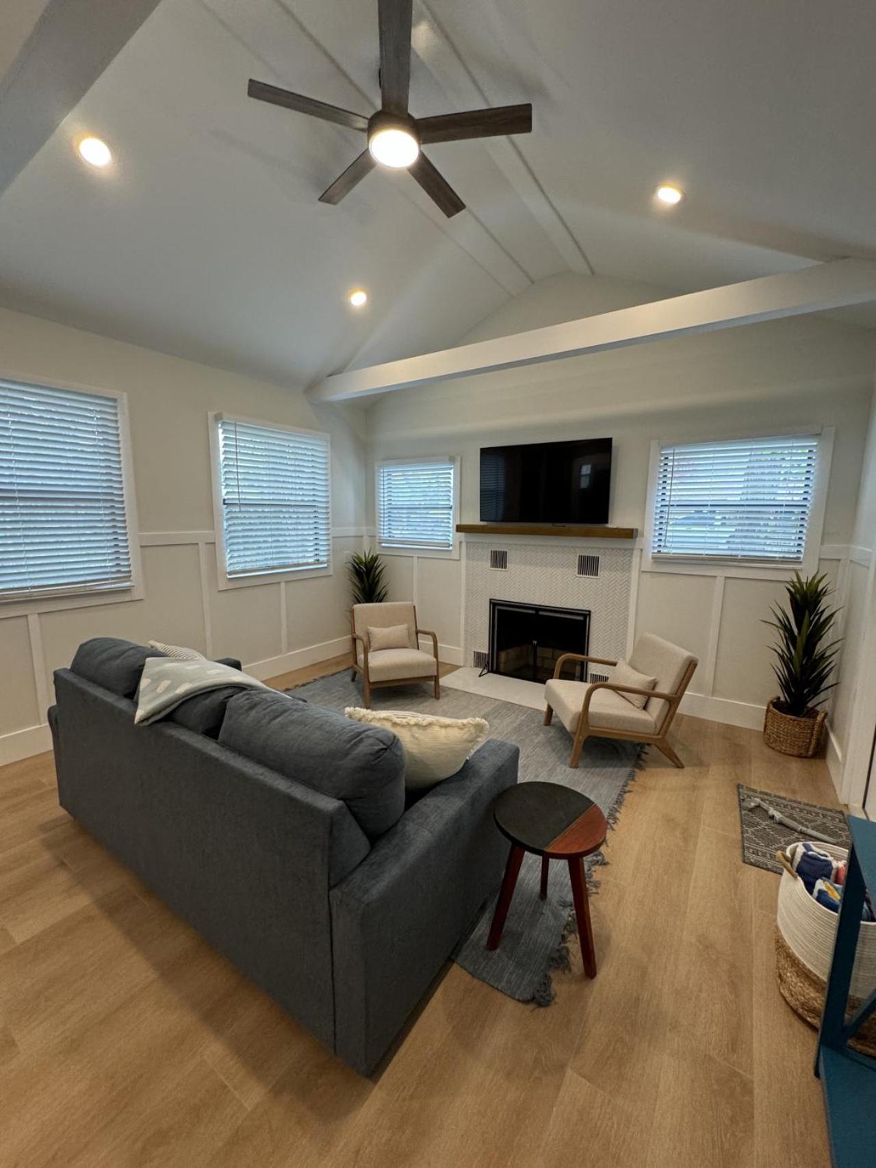 Family Spacious Mid-century Oasis