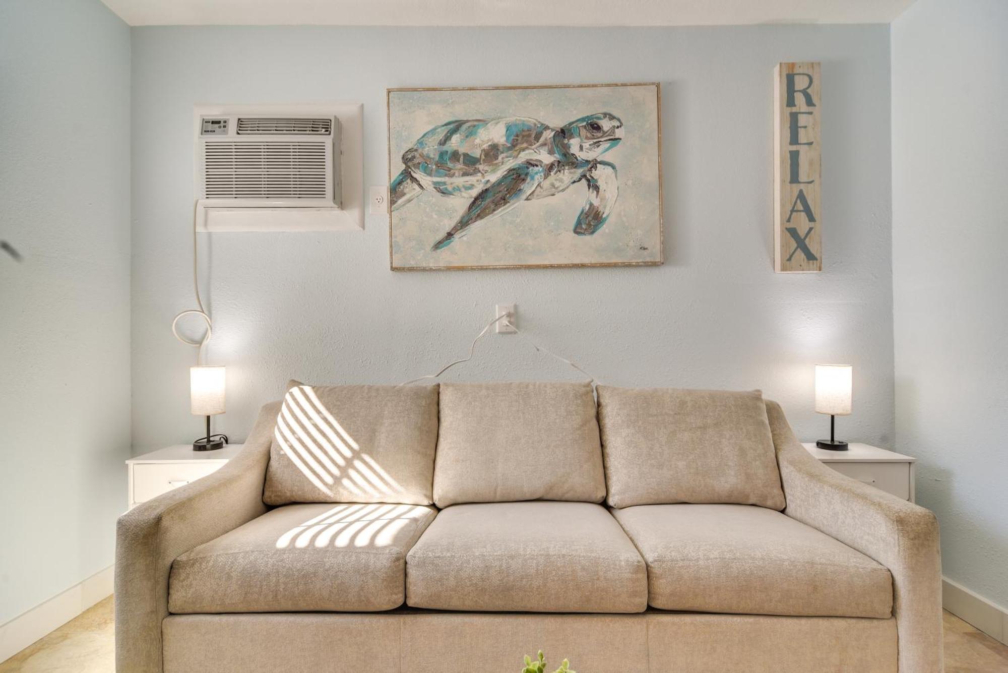 With Easy Access To Indian Rocks Beach! Apartment